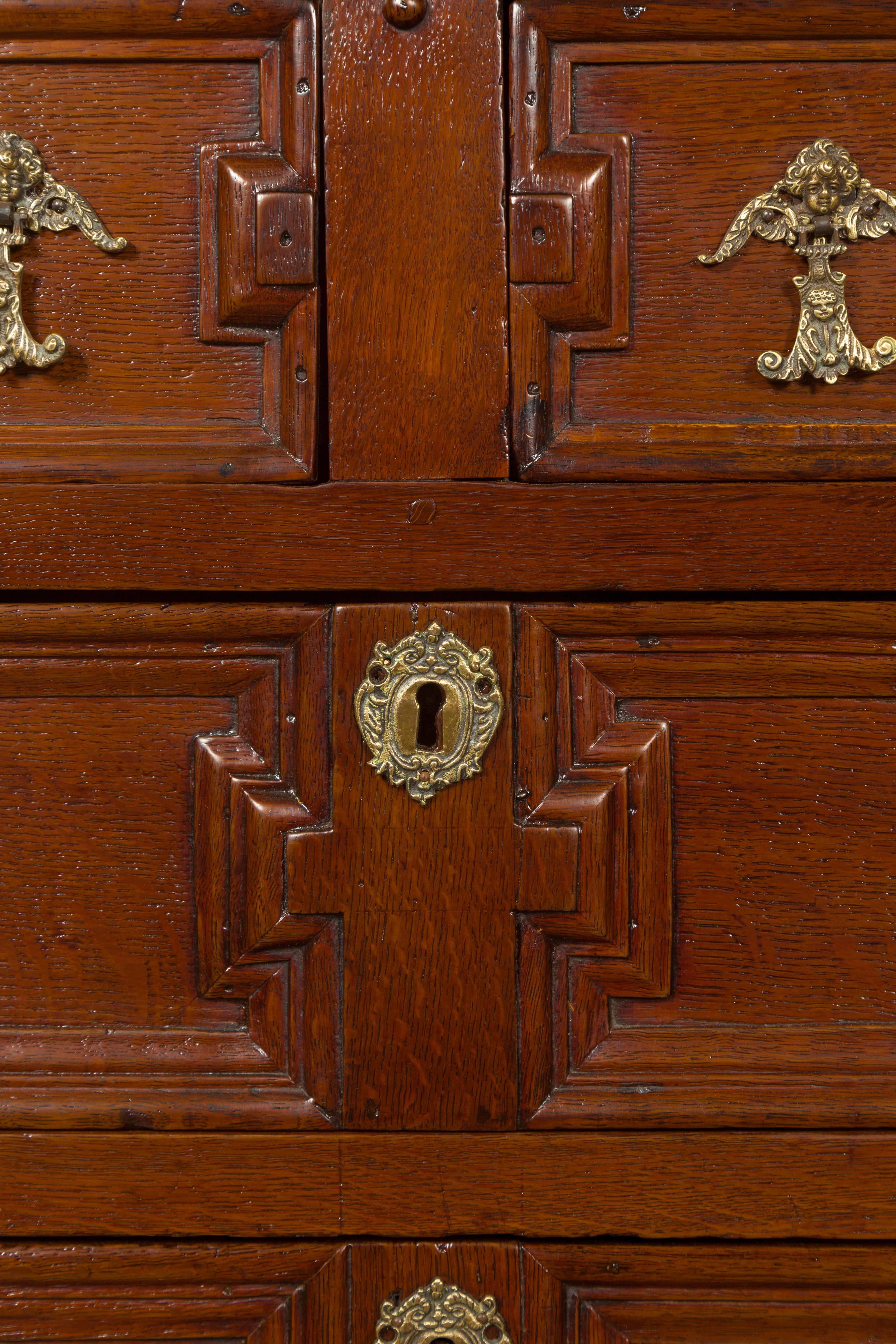 Coffre à cinq tiroirs en chêne anglais d'époque géorgienne à façade géométrique, vers 1800 en vente 7