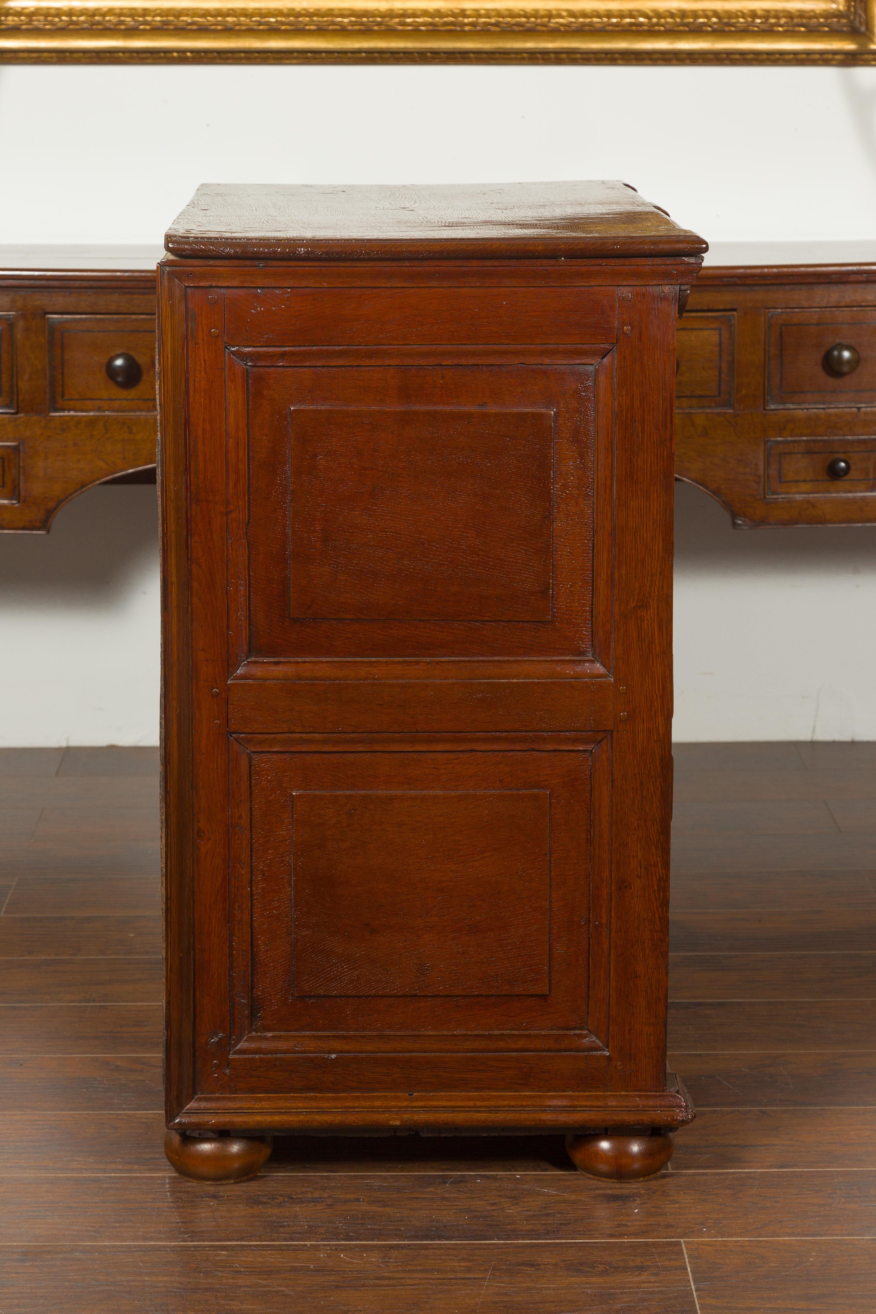 Coffre à cinq tiroirs en chêne anglais d'époque géorgienne à façade géométrique, vers 1800 en vente 11
