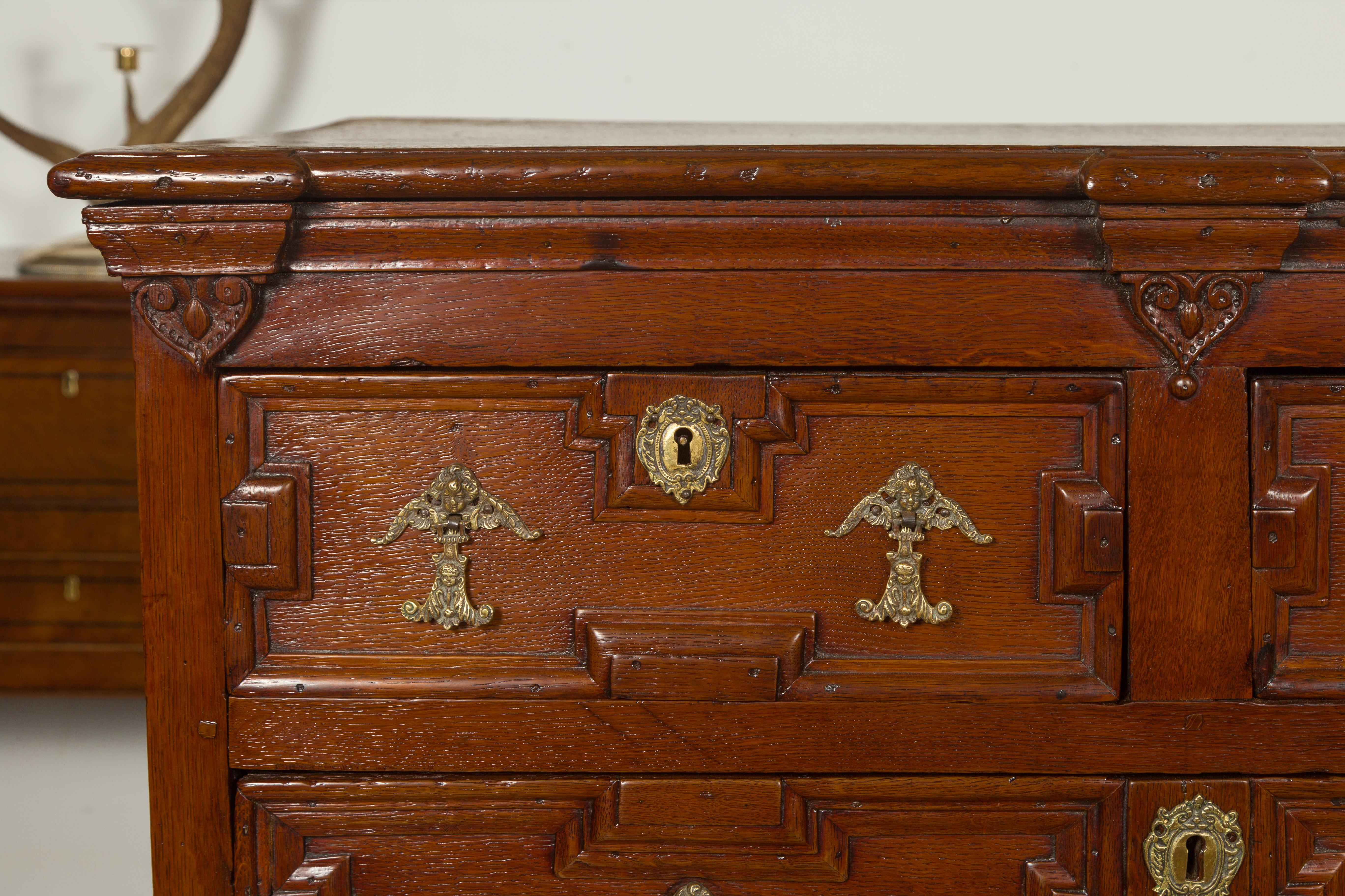 Anglais Coffre à cinq tiroirs en chêne anglais d'époque géorgienne à façade géométrique, vers 1800 en vente