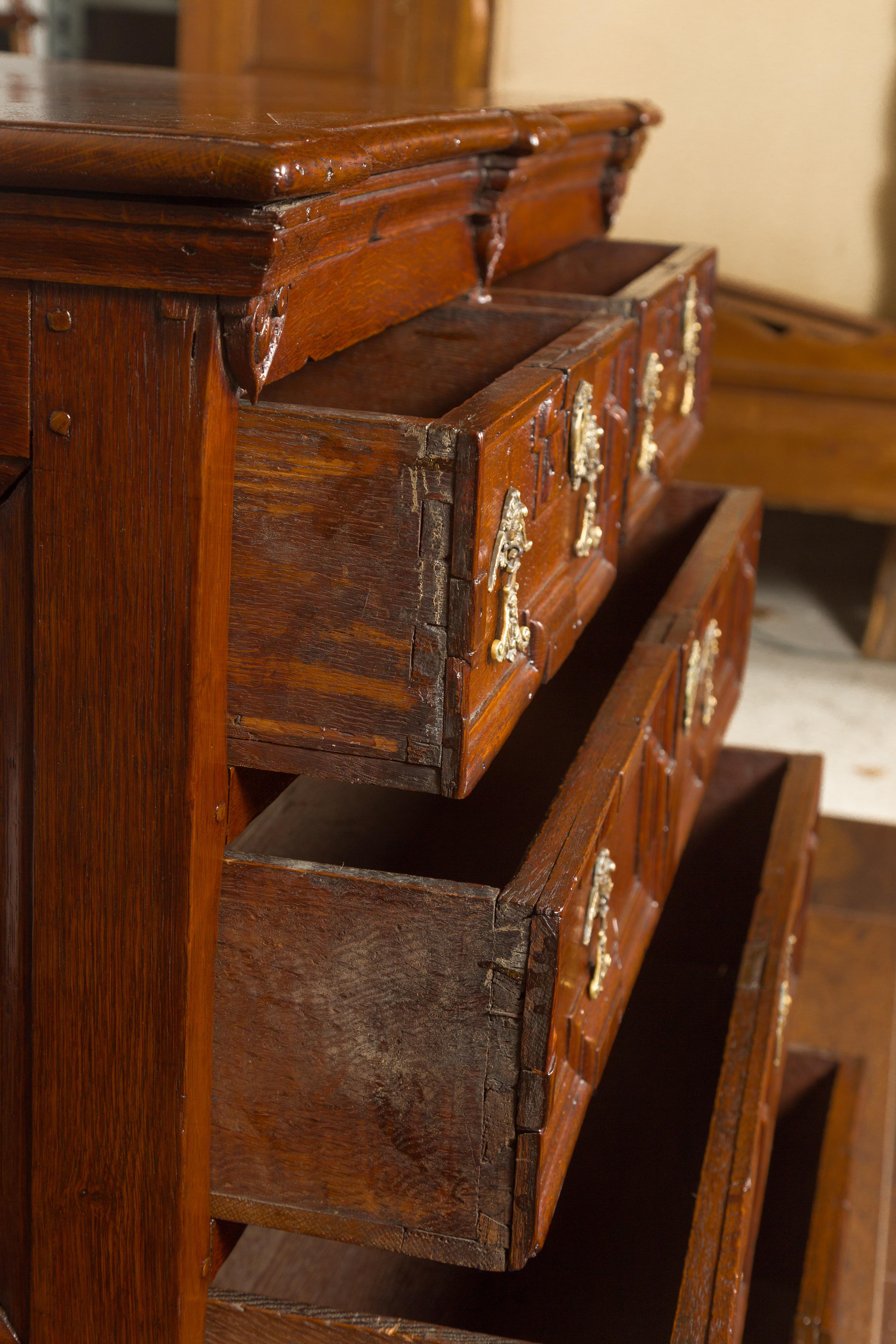 Cassettiera a cinque cassetti con fronte geometrica, circa 1800, in Oak Oak, periodo georgiano. In condizioni buone in vendita a Atlanta, GA