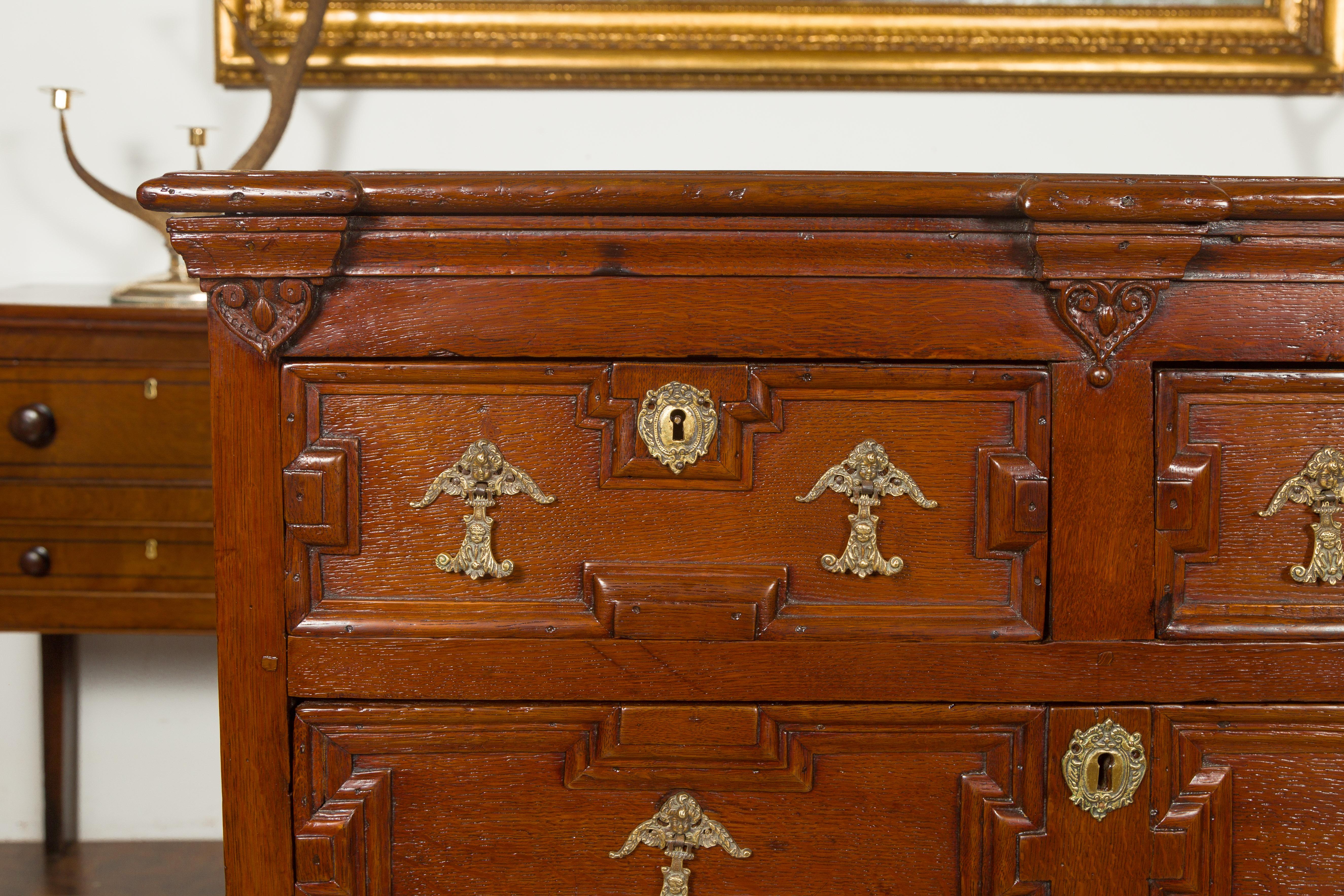Coffre à cinq tiroirs en chêne anglais d'époque géorgienne à façade géométrique, vers 1800 en vente 1