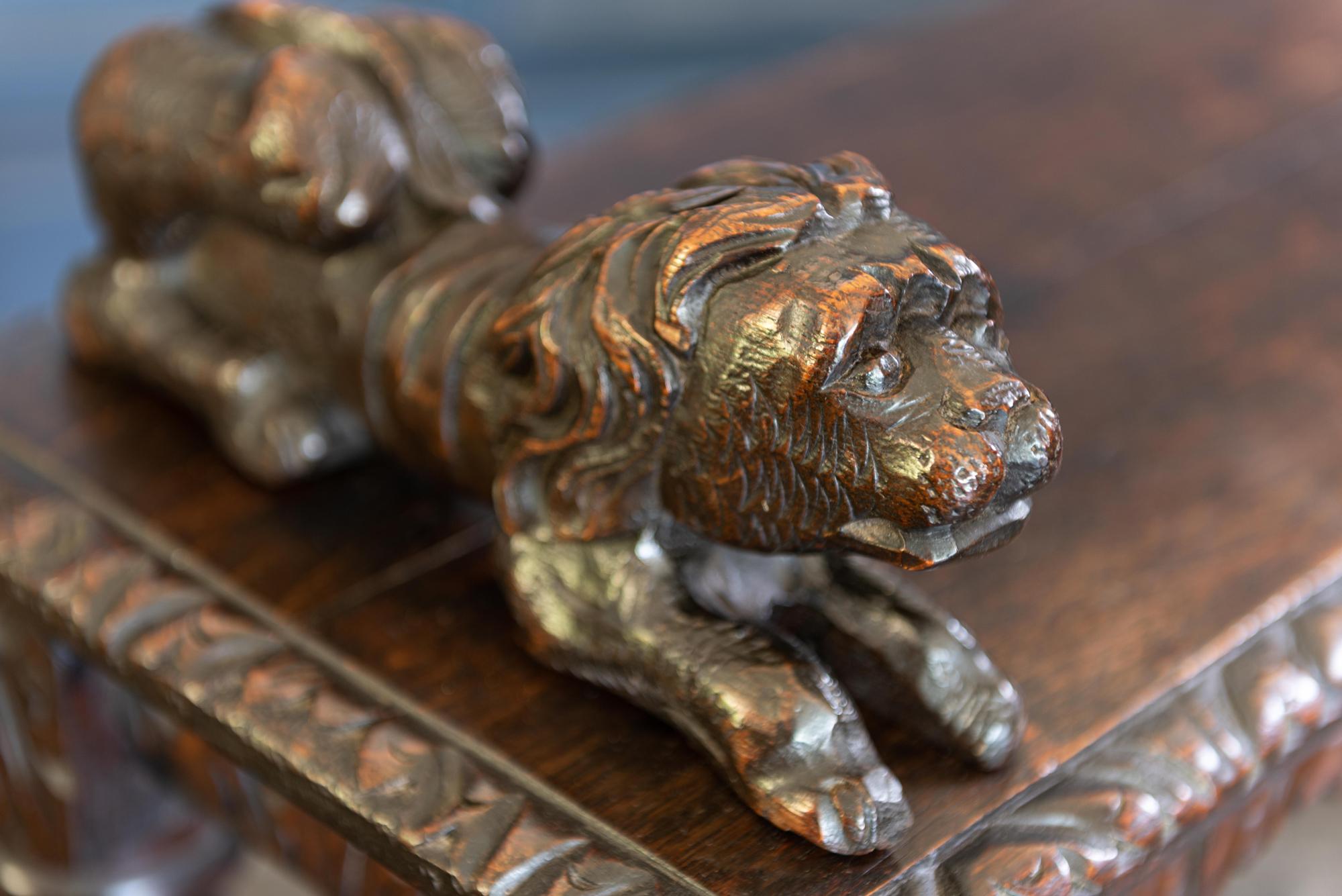 English Oak Hand Carved Bench Settle with Recumbent Carved Lions In Good Condition For Sale In Staffordshire, GB