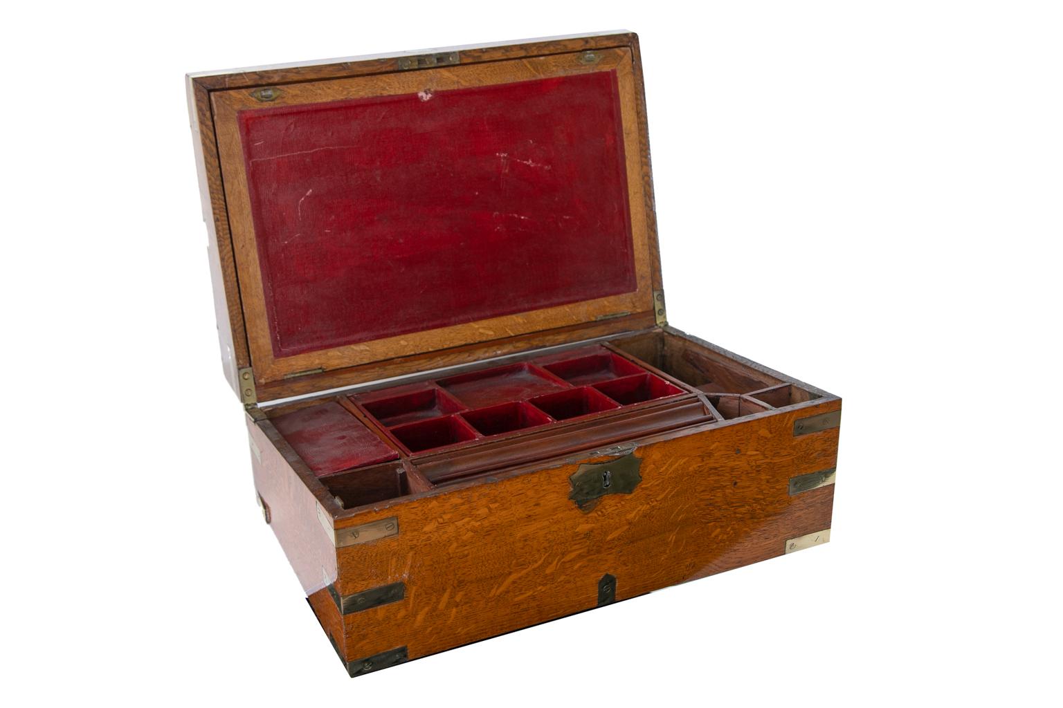 English Oak Inlaid Writing Box In Good Condition For Sale In Wilson, NC