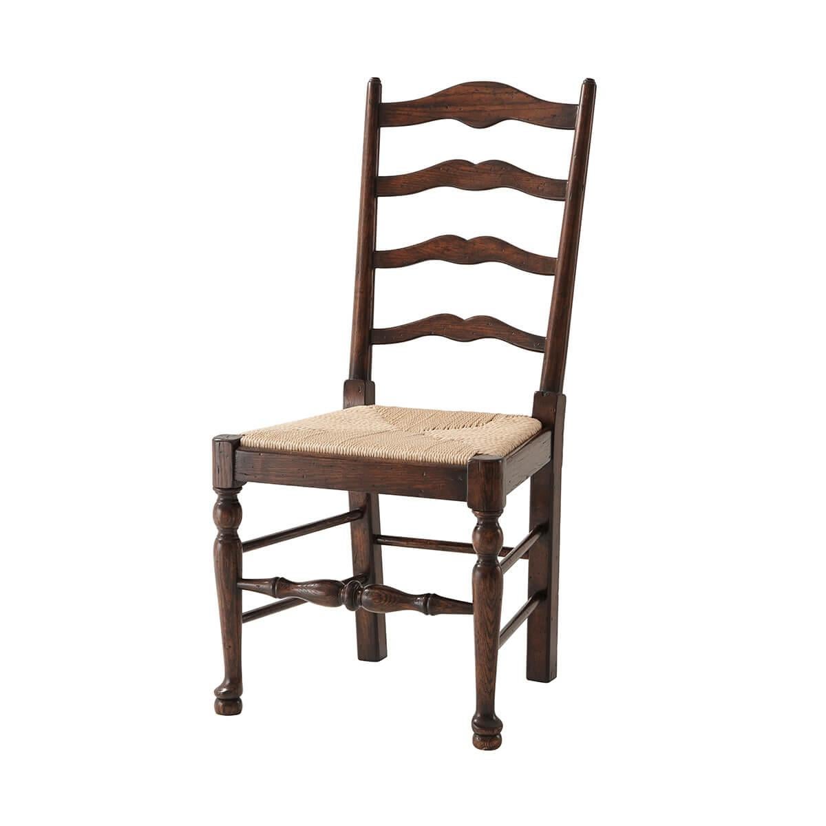 Un pezzo che porta a casa tua un pezzo di artigianato del XVIII secolo. Questa sedia dal design accattivante è caratterizzata da uno schienale tradizionale a scaletta con barre ad arco tra supporti elegantemente torniti, che offrono un fascino