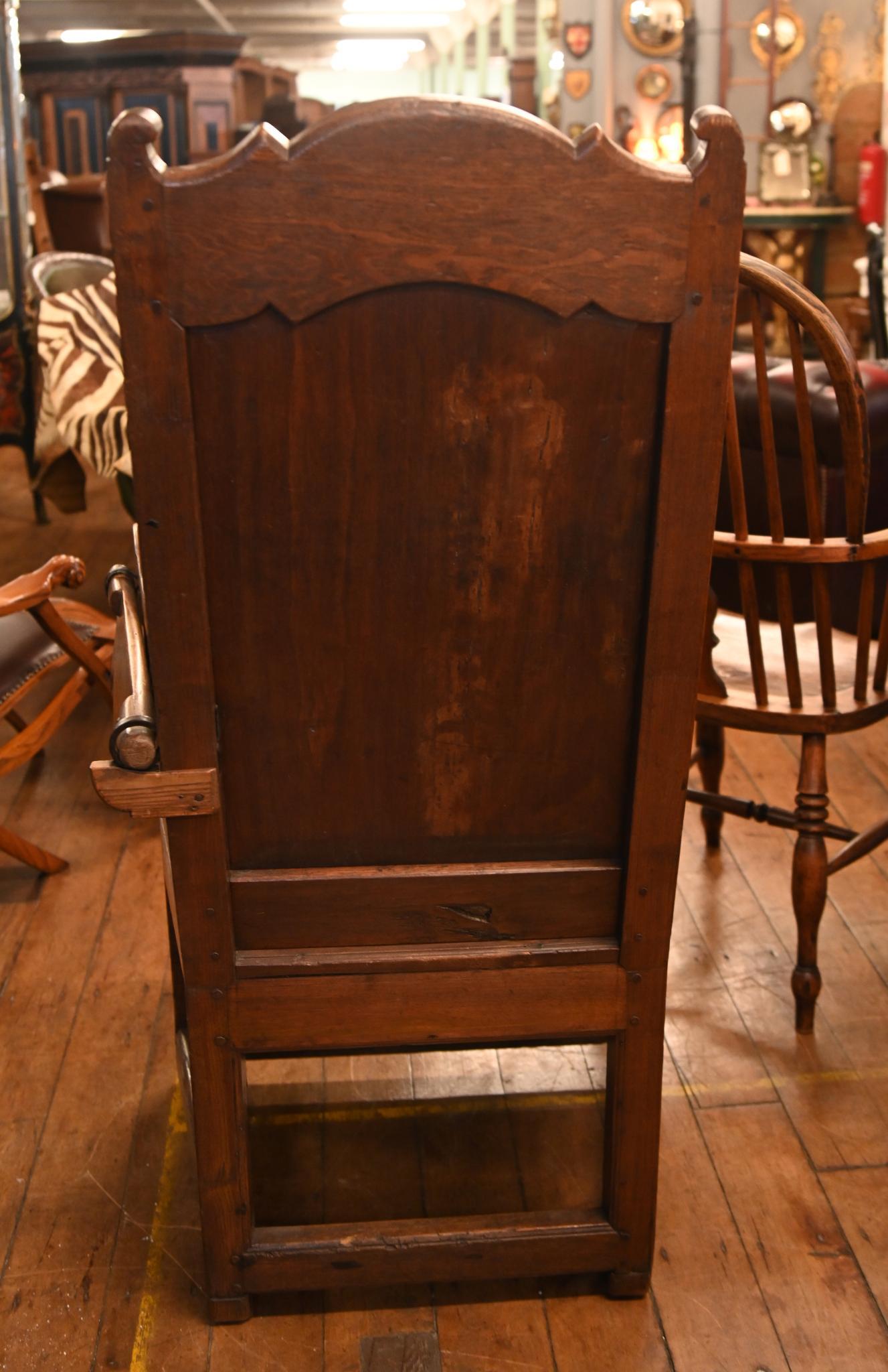 Chaise d'agneau de ferme en chêne sculpté avec dossier à panneaux
vers 1900
Ce meuble de ferme charmant et plein de caractère a un aspect rustique.
Acheté lors d'une vente privée dans le quartier de Crouch End à Londres
Entièrement restauré par