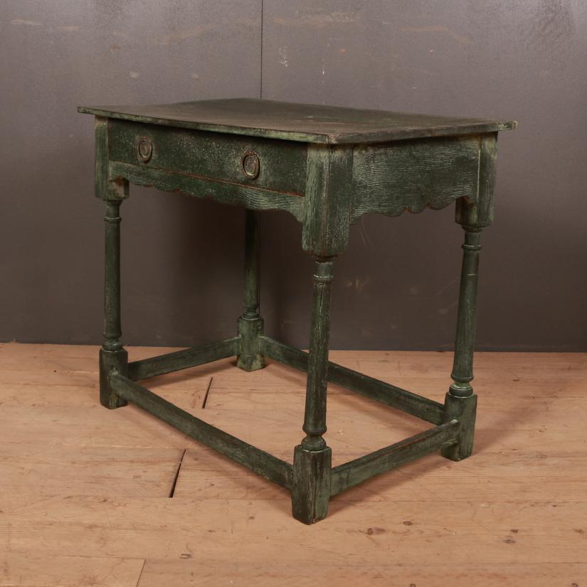 Good 18th century painted English oak lamp table, 1780.

Dimensions
32 inches (81 cms) wide
18.5 inches (47 cms) deep
27 inches (69 cms) high.

   