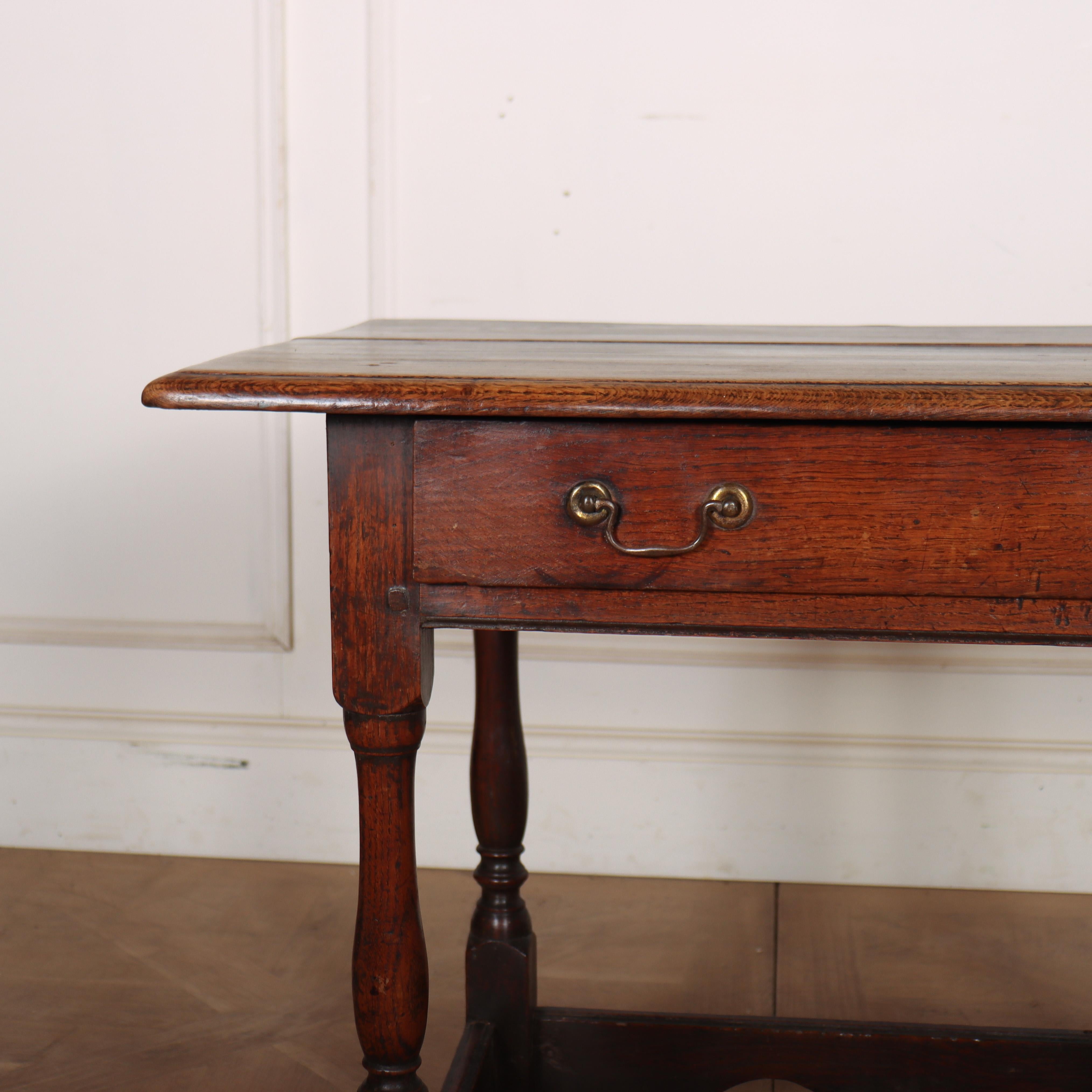 Tavolo da lampada inglese a un cassetto in Oak del XVIII secolo. 1720.

Codice: 9112

Dimensioni:
W: 31.5