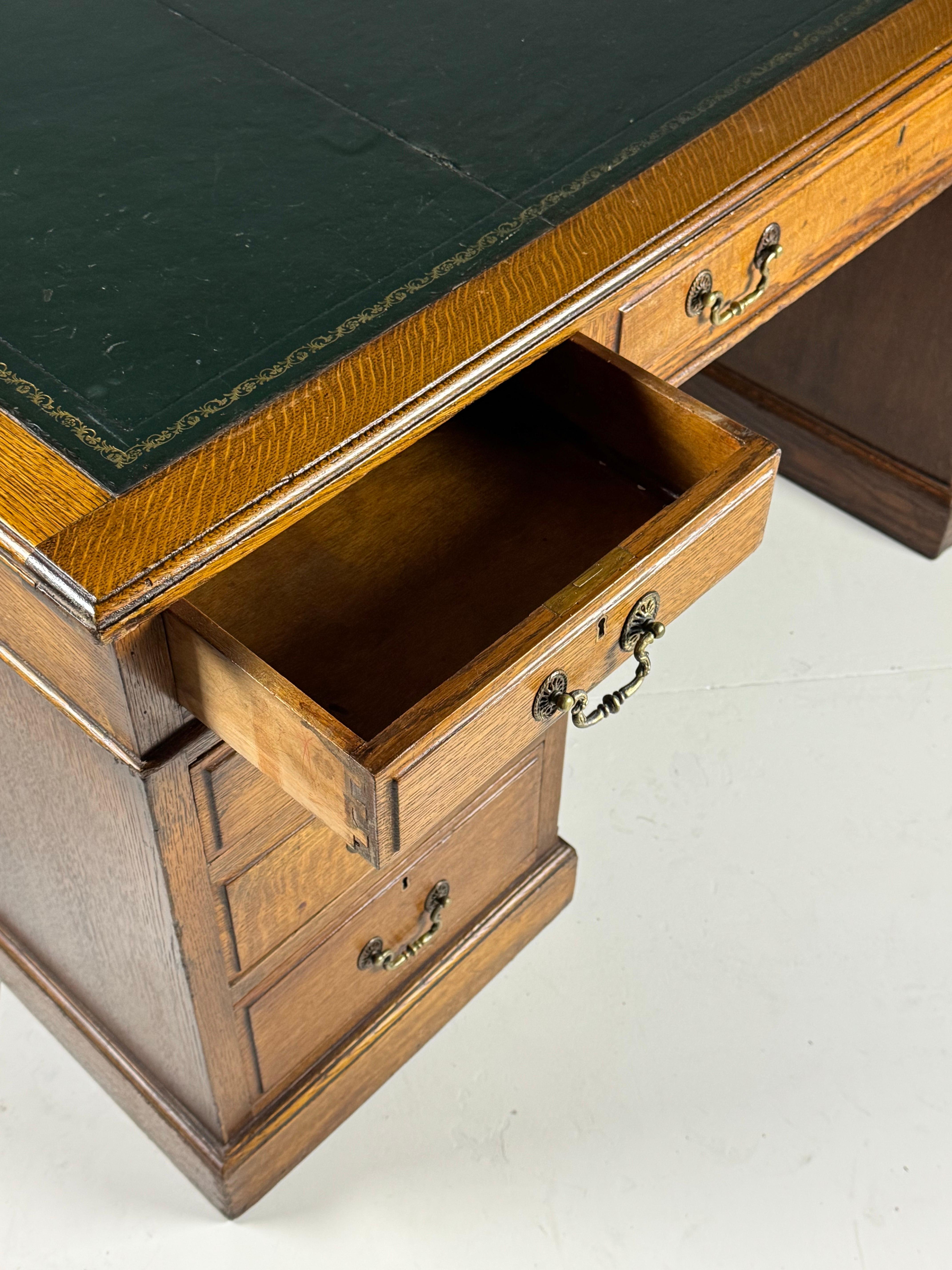 Bureau anglais en chêne marqueté de cuir vers 1900 en vente 5