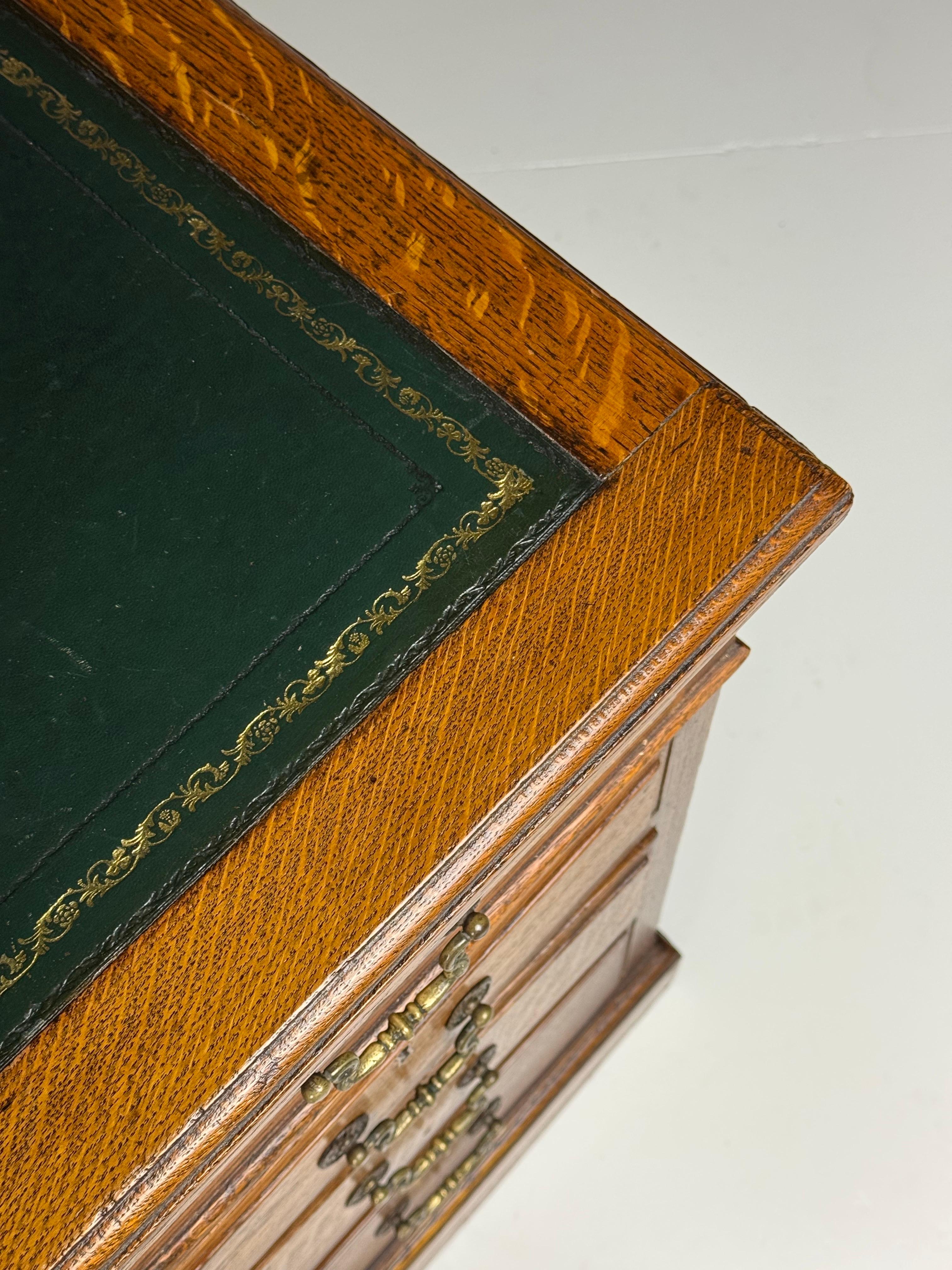 Bureau anglais en chêne marqueté de cuir vers 1900 en vente 6
