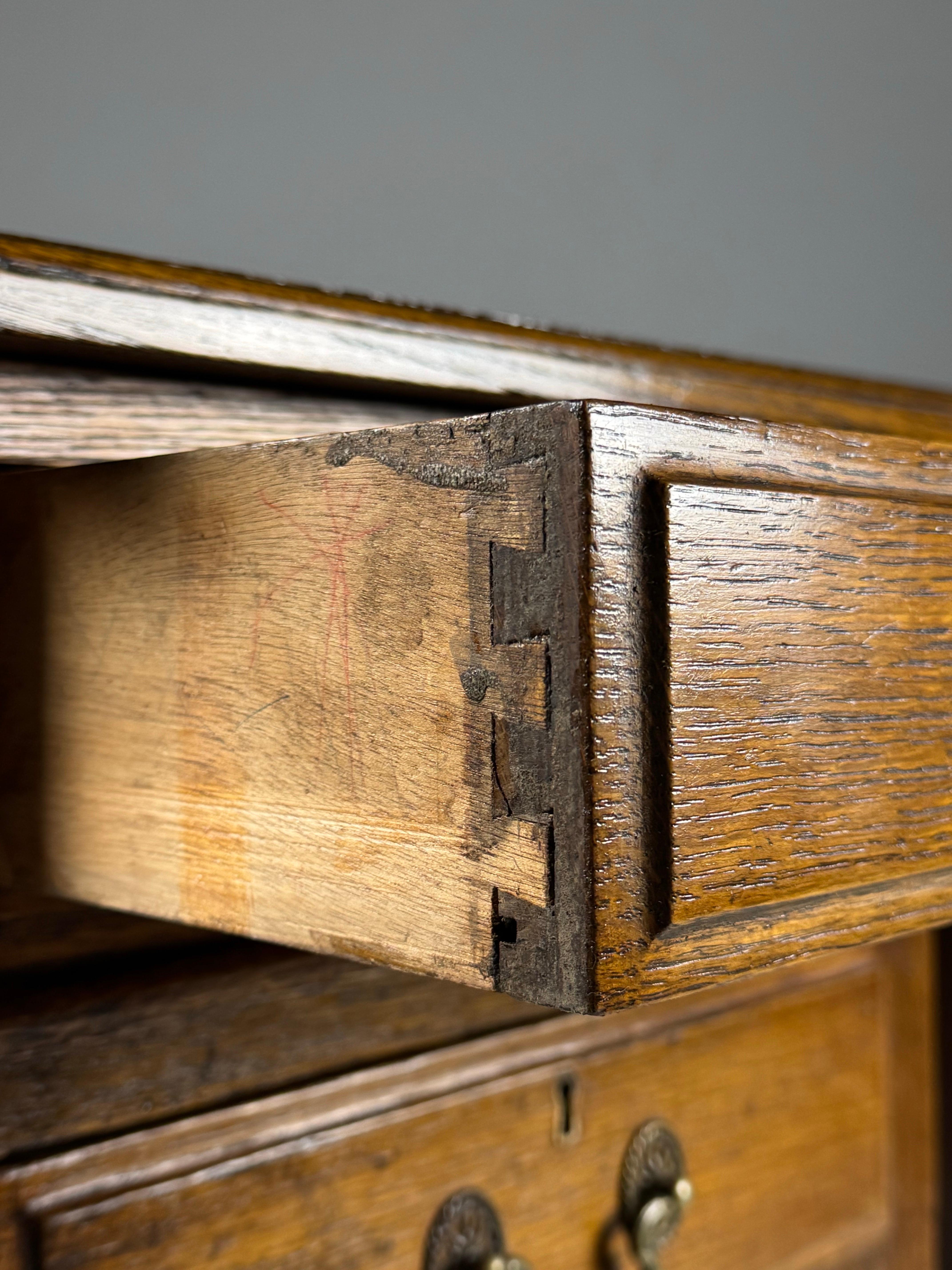 Bureau anglais en chêne marqueté de cuir vers 1900 en vente 7