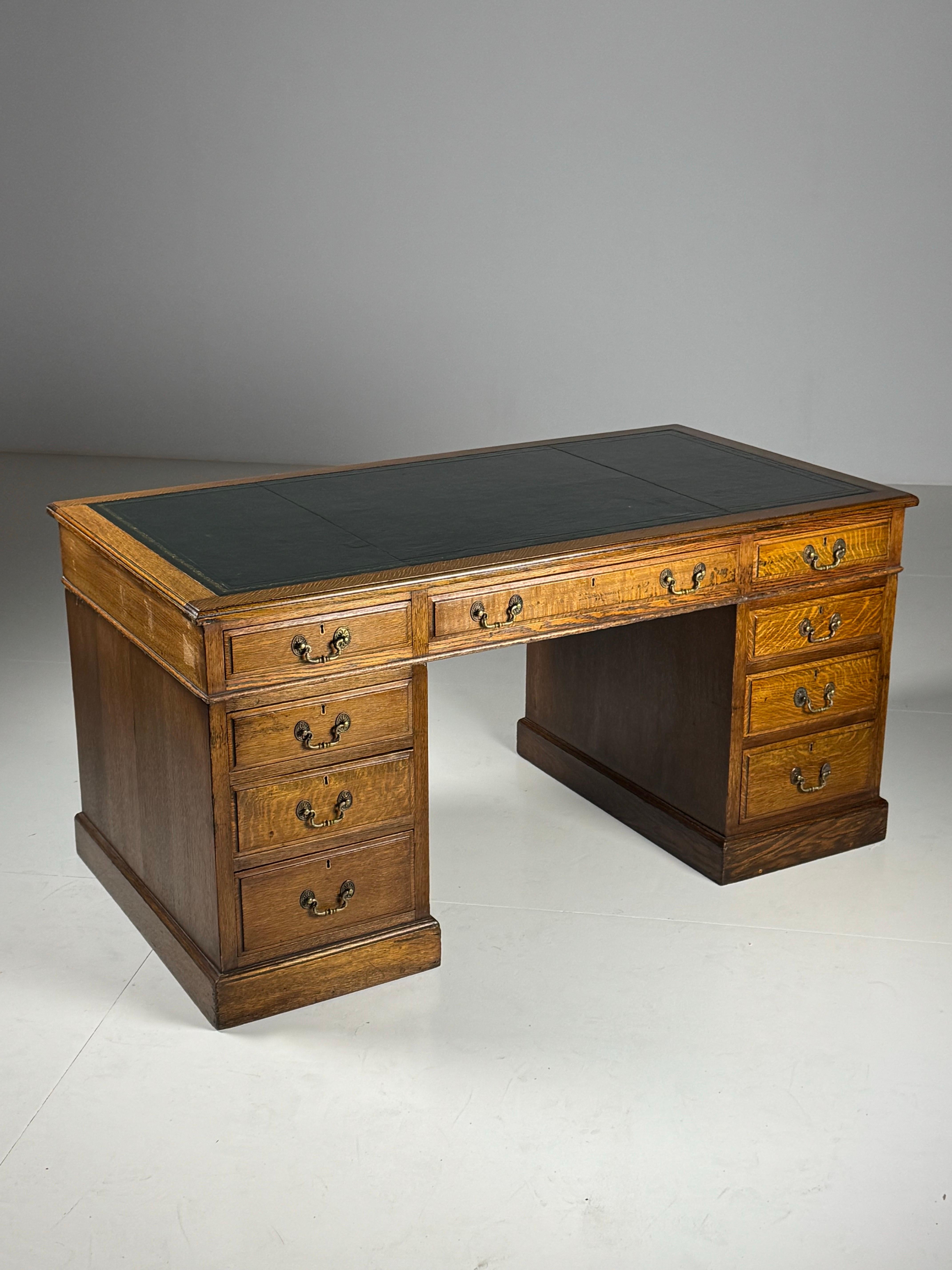 Bureau anglais en chêne marqueté de cuir vers 1900 en vente 9