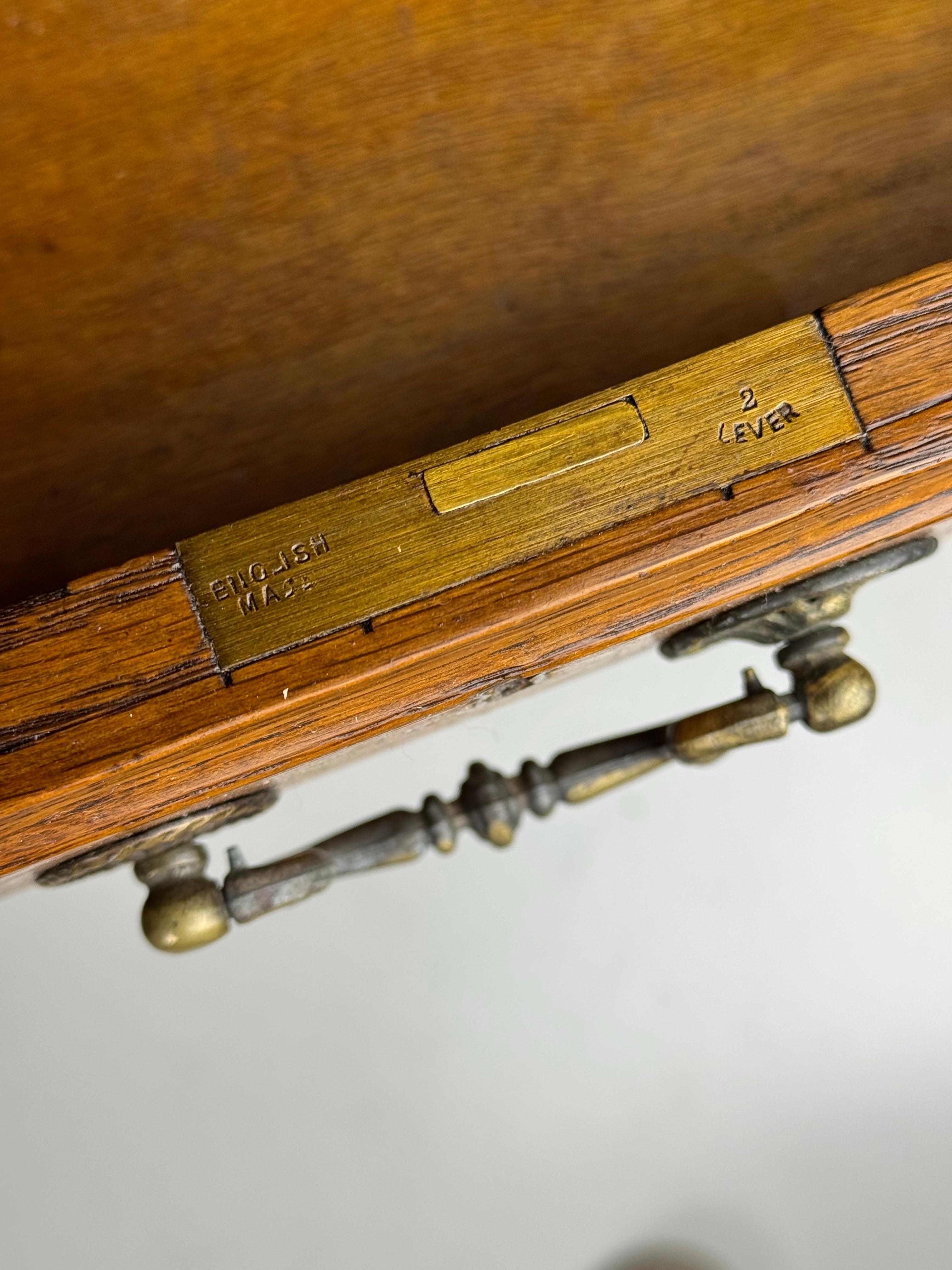 Bureau anglais en chêne marqueté de cuir vers 1900 en vente 10