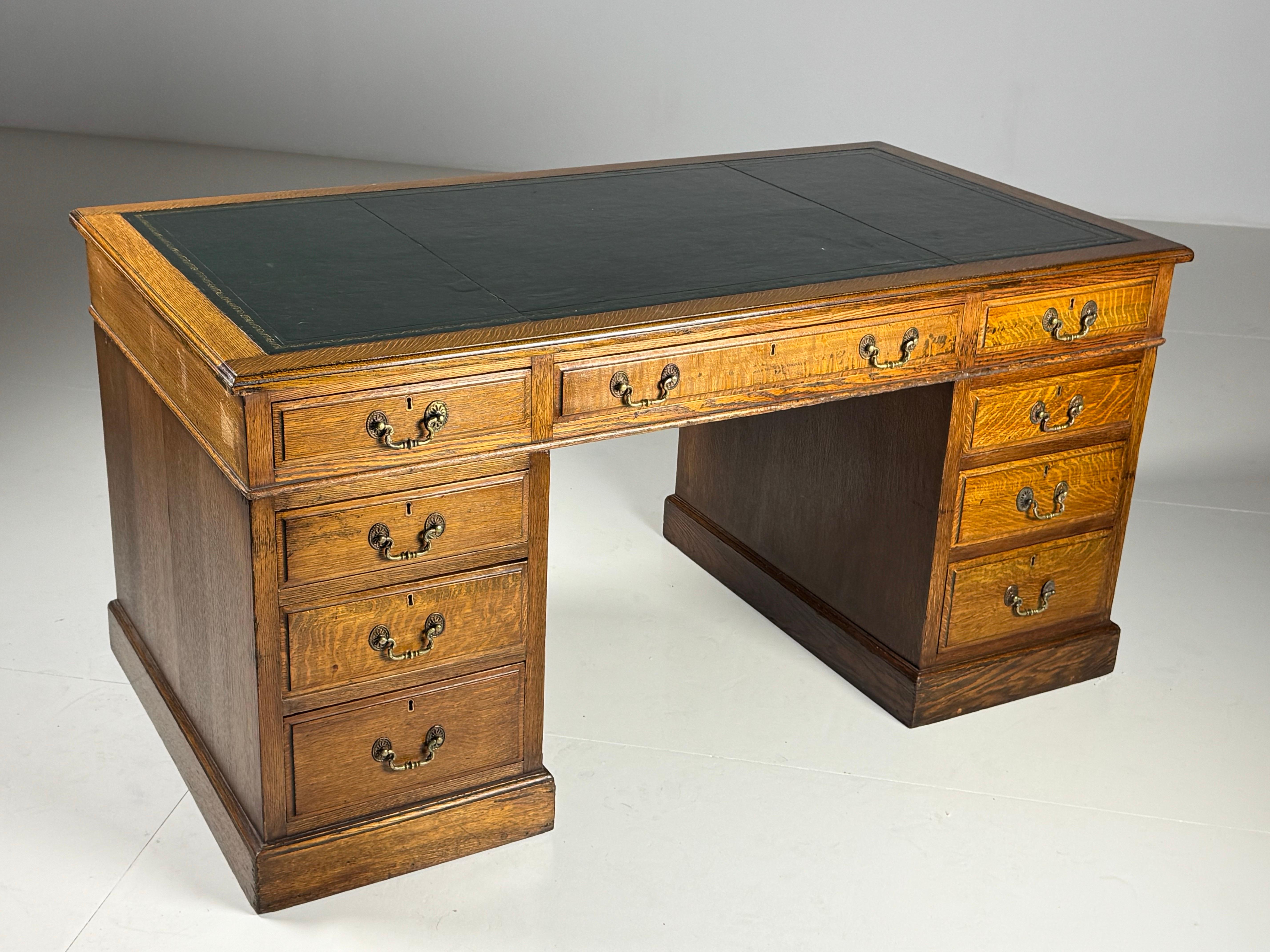 Bureau anglais en chêne marqueté de cuir vers 1900 Bon état - En vente à MILL, NL