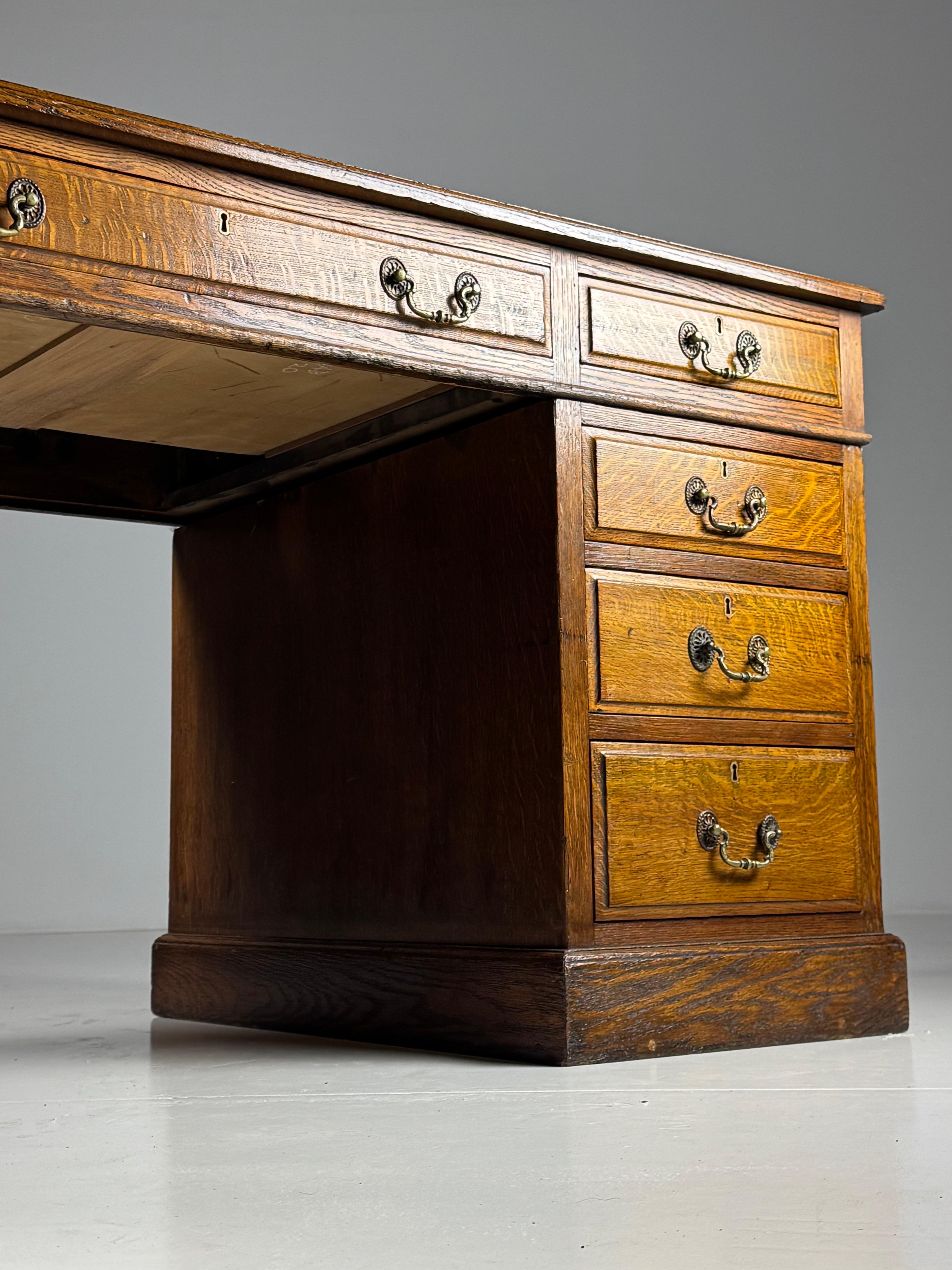 Cuir Bureau anglais en chêne marqueté de cuir vers 1900 en vente