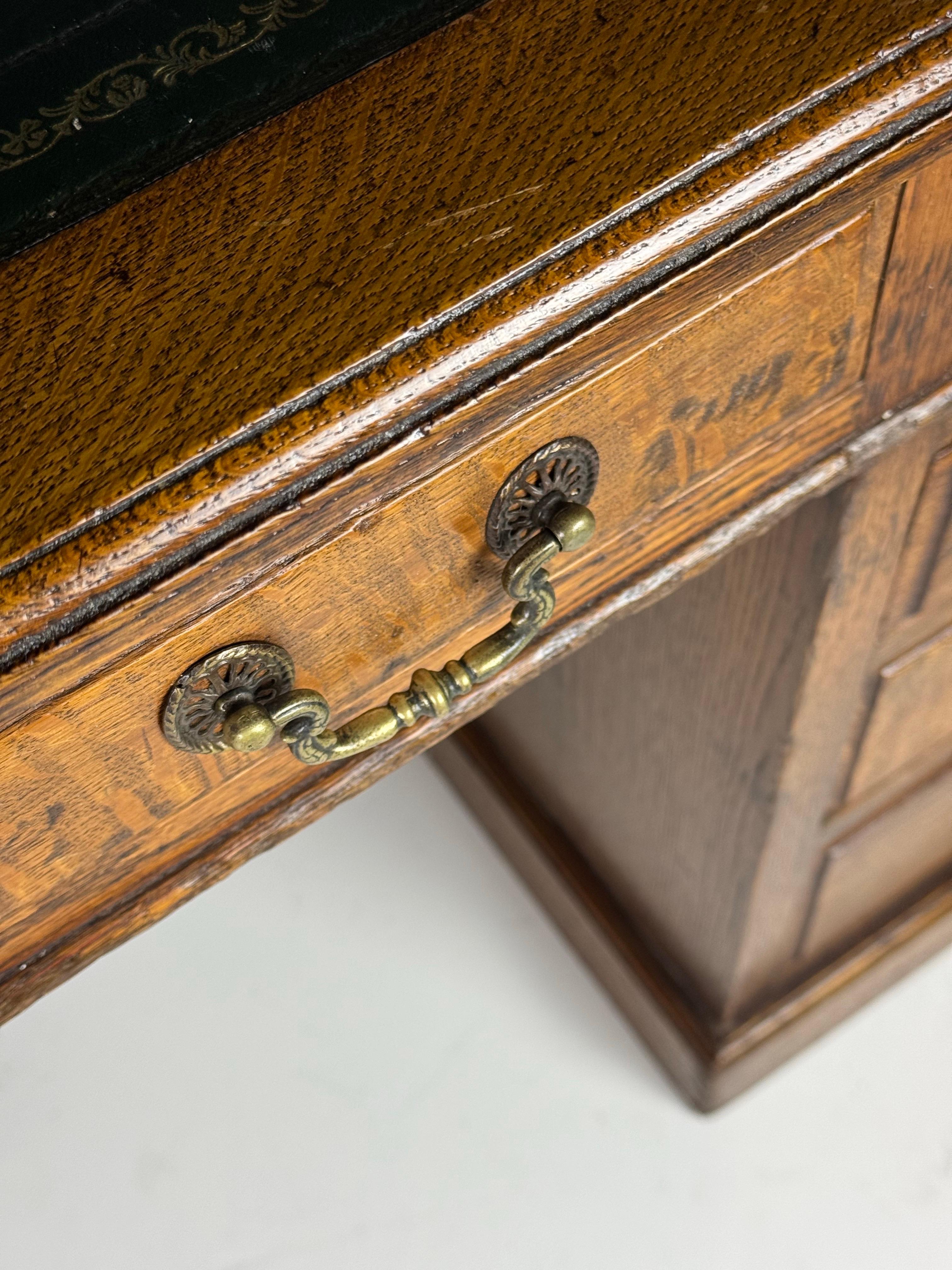 Bureau anglais en chêne marqueté de cuir vers 1900 en vente 1