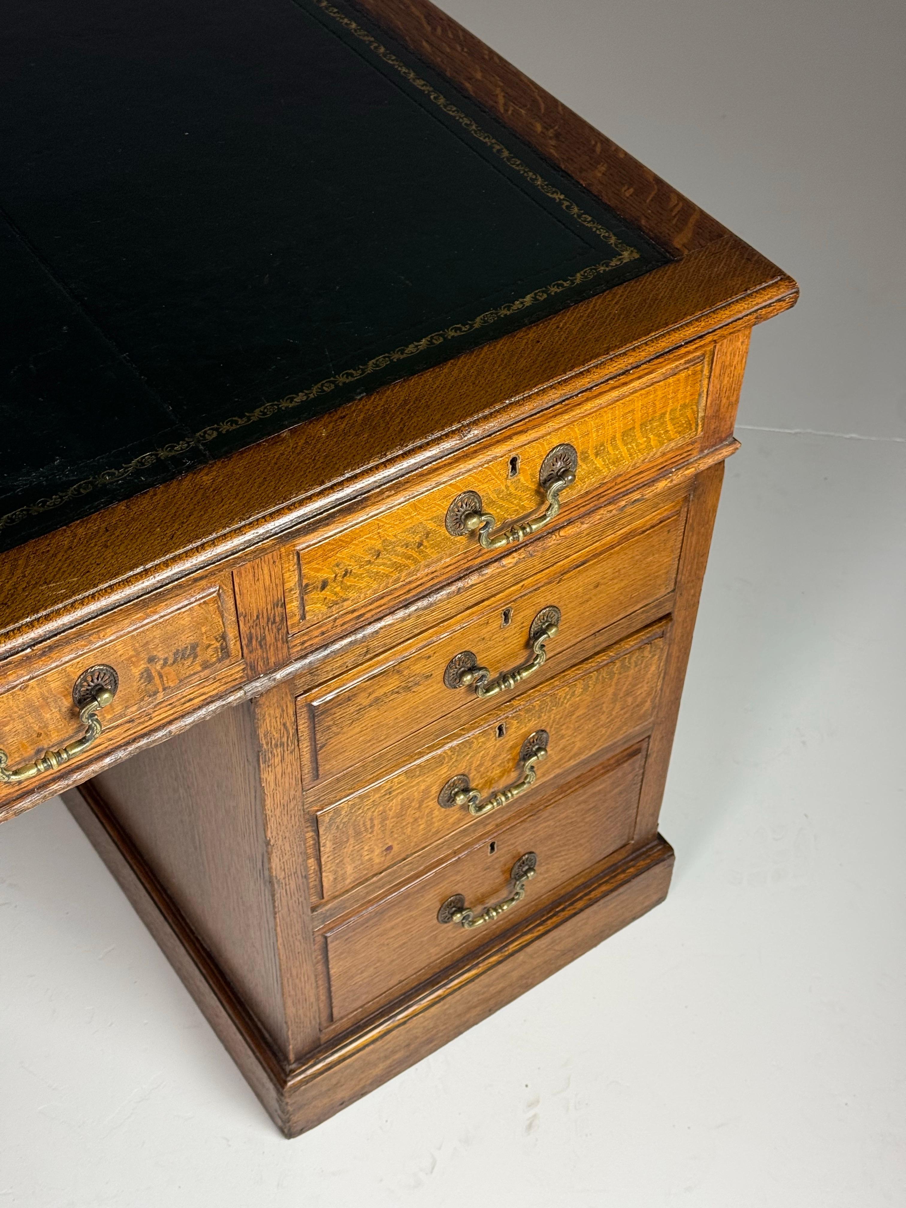 Bureau anglais en chêne marqueté de cuir vers 1900 en vente 2