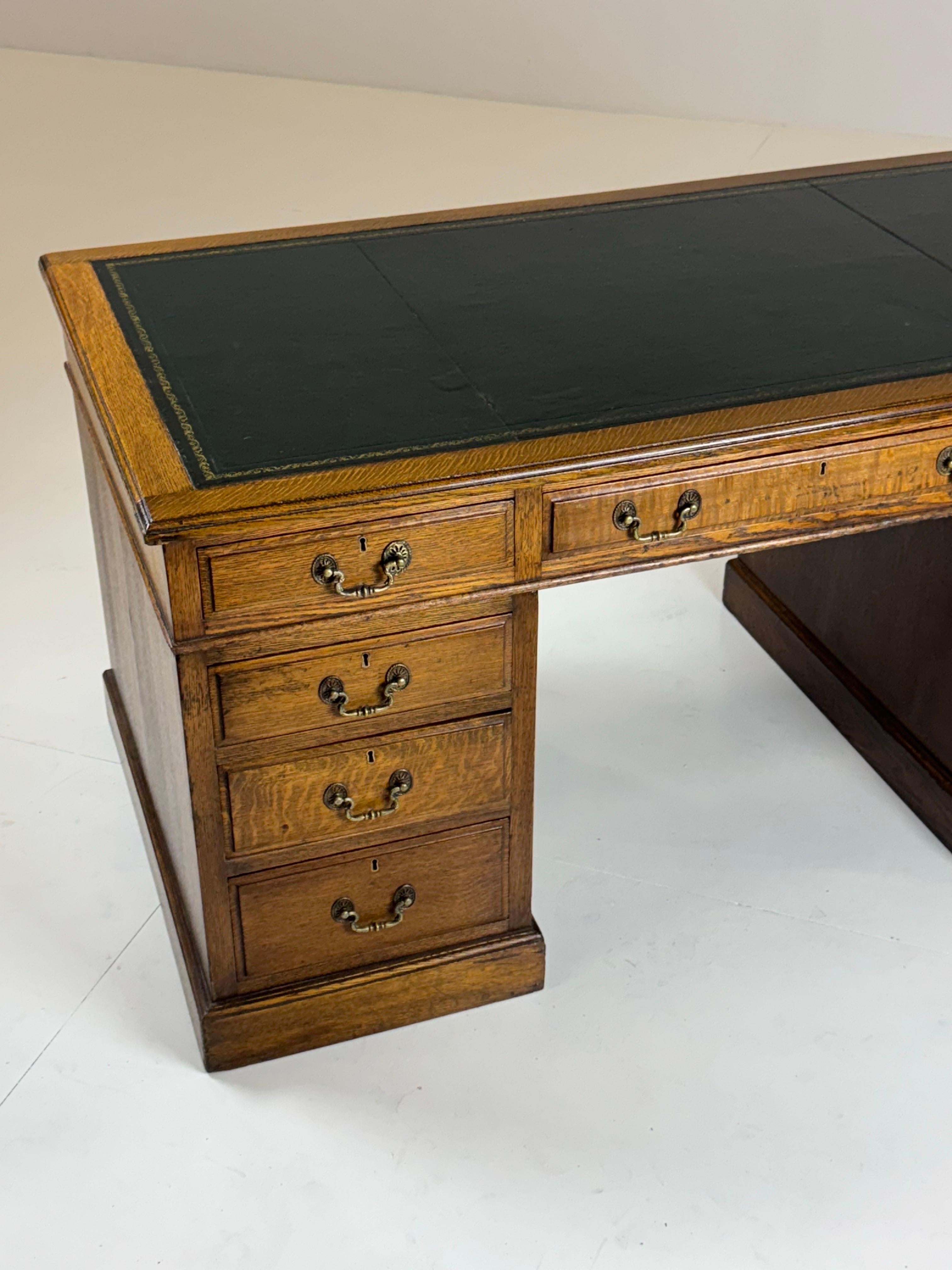 Bureau anglais en chêne marqueté de cuir vers 1900 en vente 3