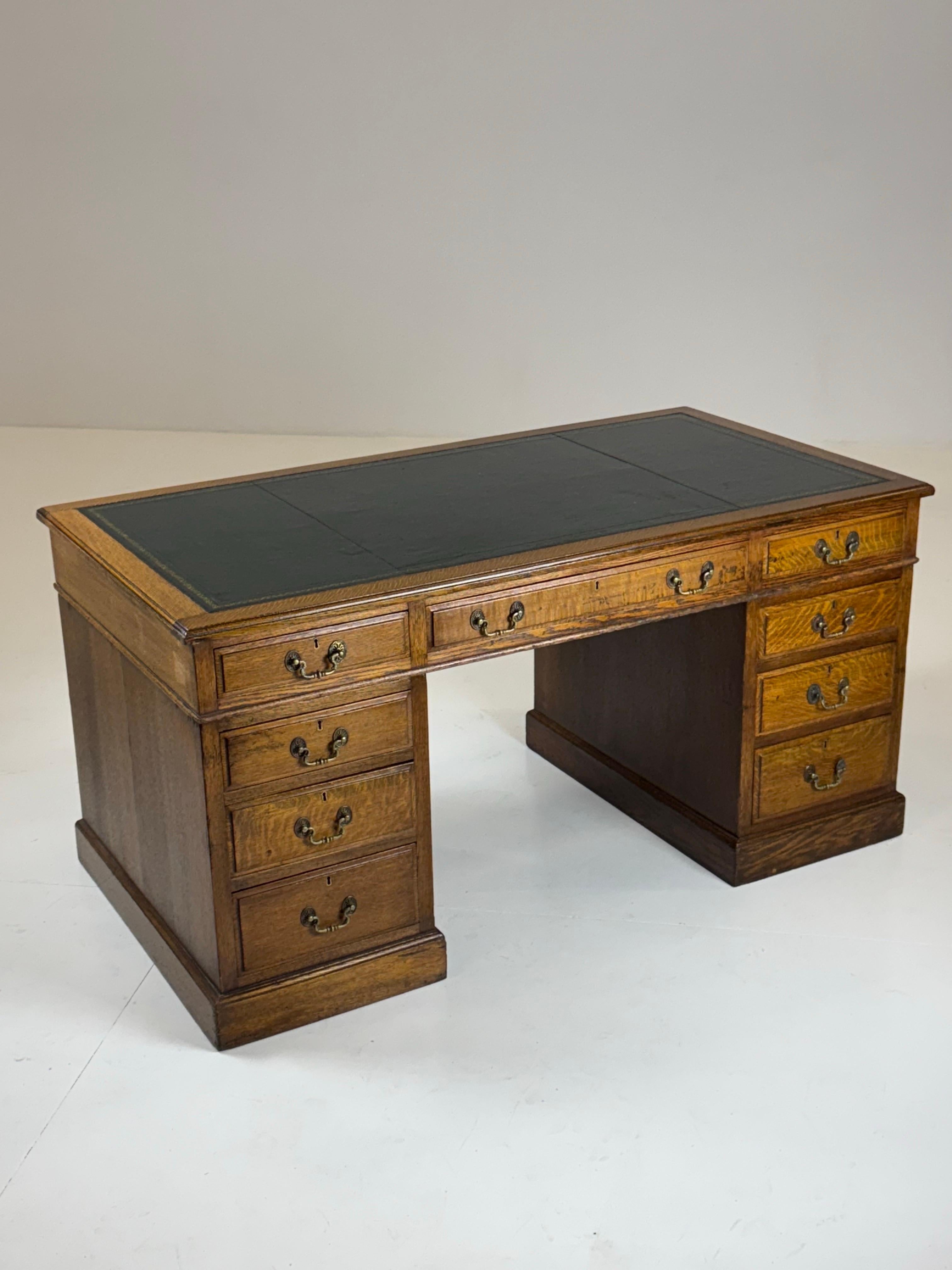 Bureau anglais en chêne marqueté de cuir vers 1900 en vente 4
