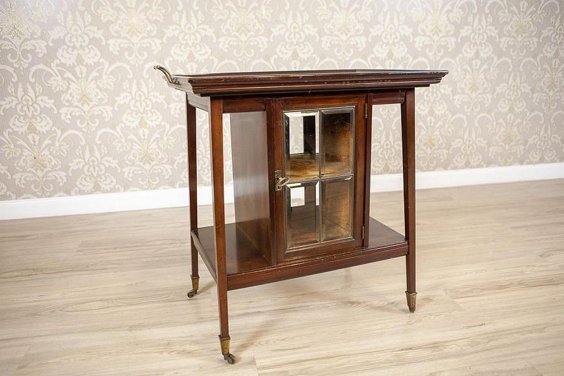 English Oak Liquor Cabinet/Side Table From the Late 19th Century

We present you this piece of furniture in the form of a case glazed on two sides. It is placed on high legs, which are finished with rolls. The inside is lined with an original
