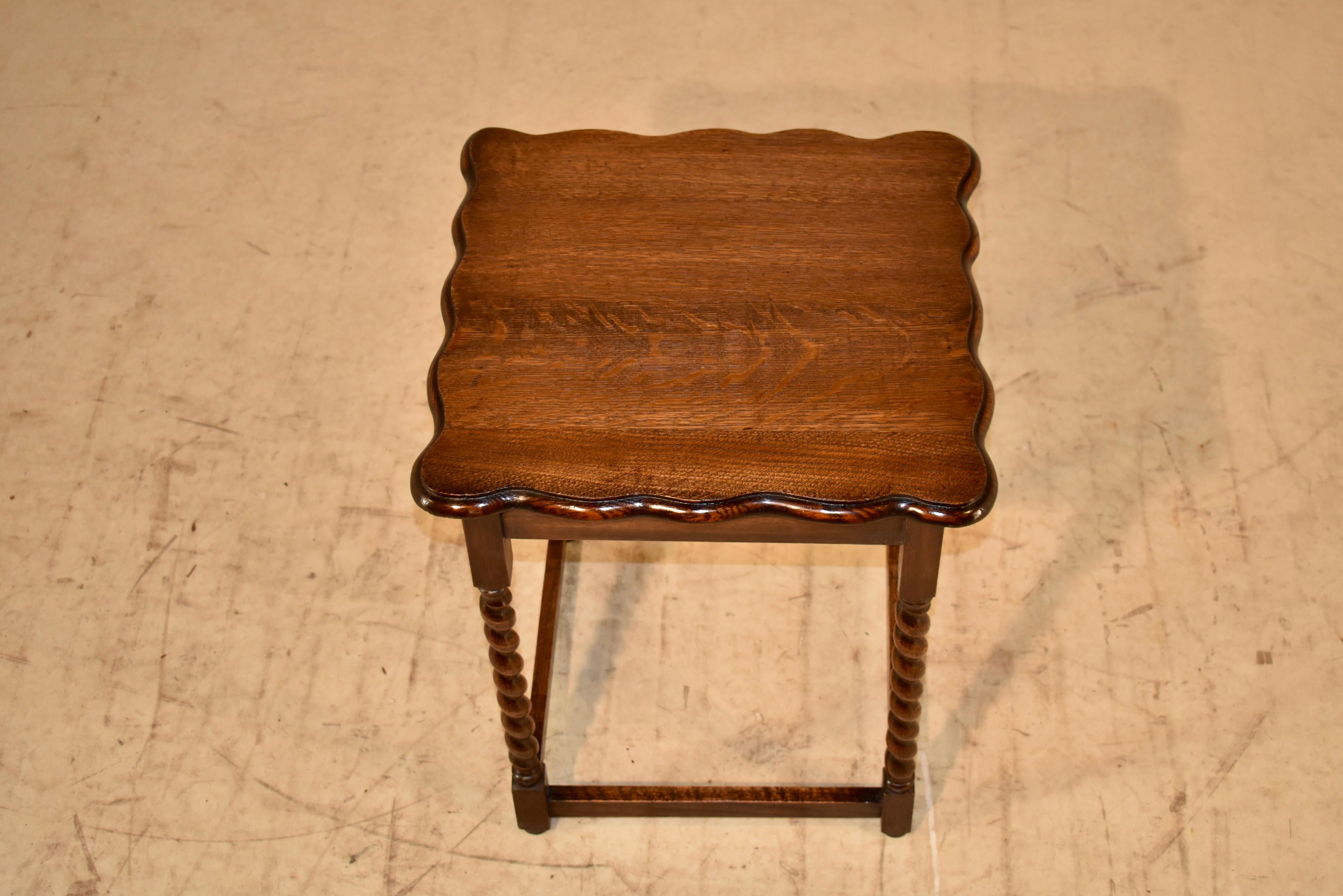 Table d'appoint en chêne anglais, vers 1900 Bon état - En vente à High Point, NC