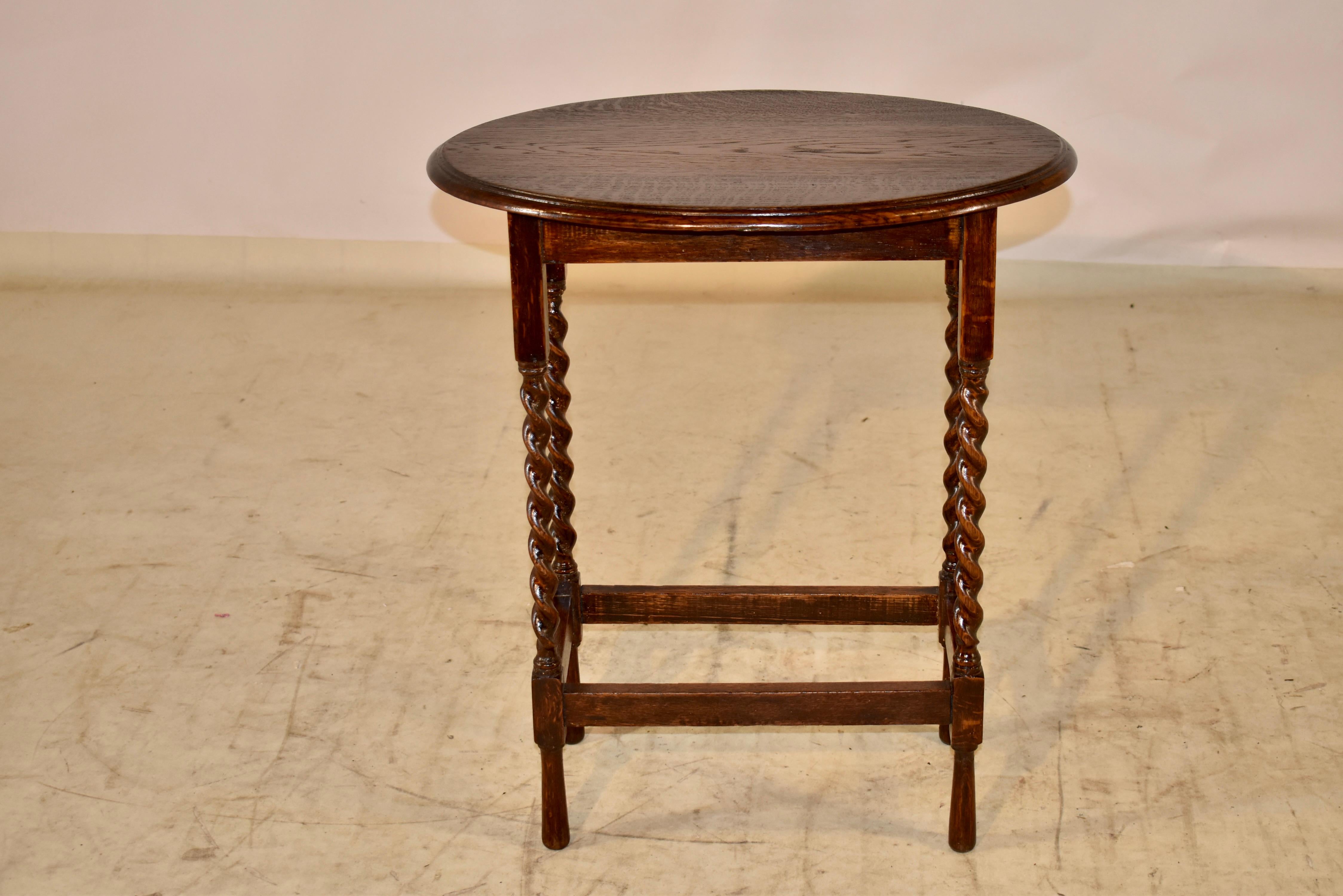 English Oak Oval Side Table, circa 1900 In Good Condition For Sale In High Point, NC