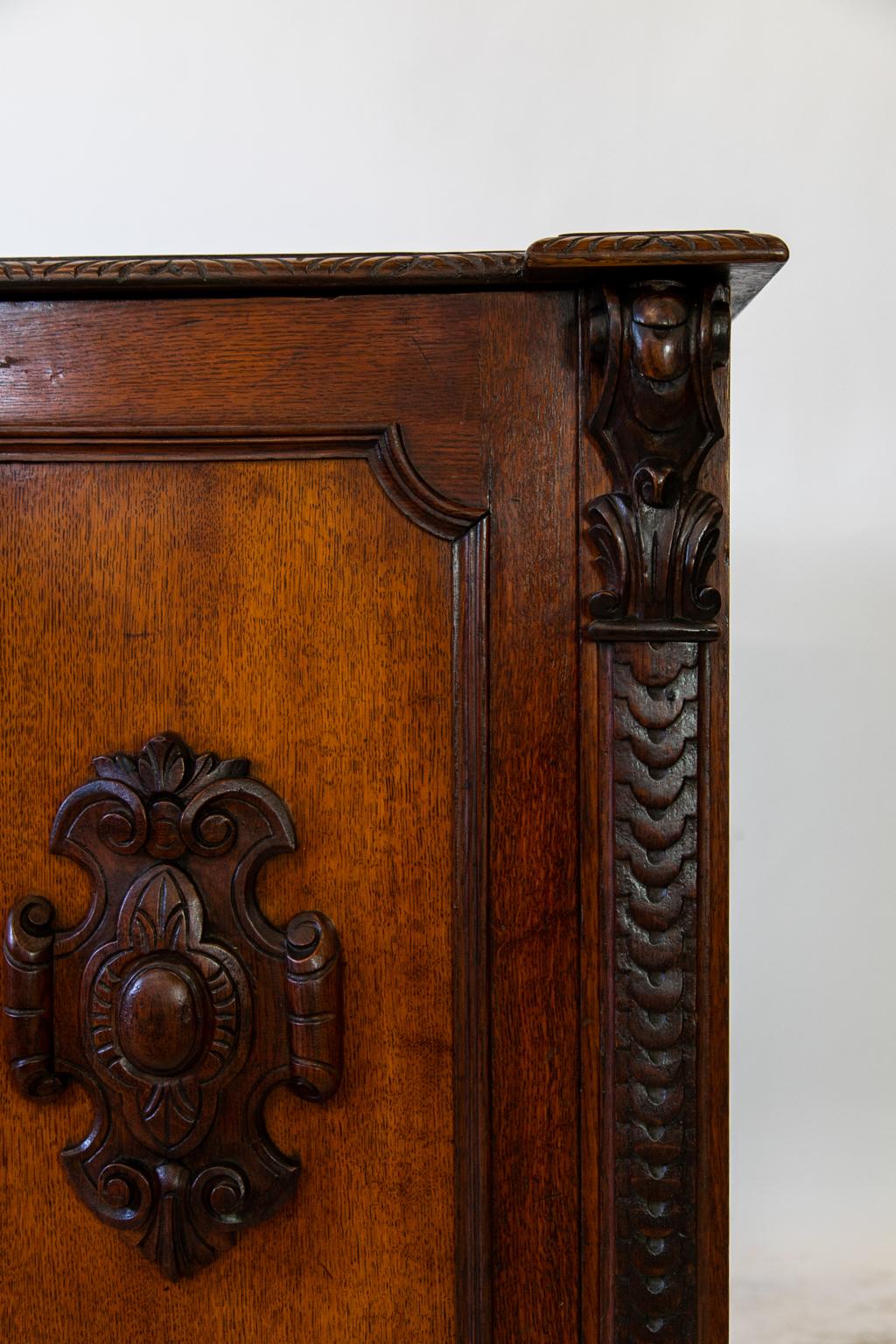 English Oak Pedestal Cabinet (Handgeschnitzt) im Angebot