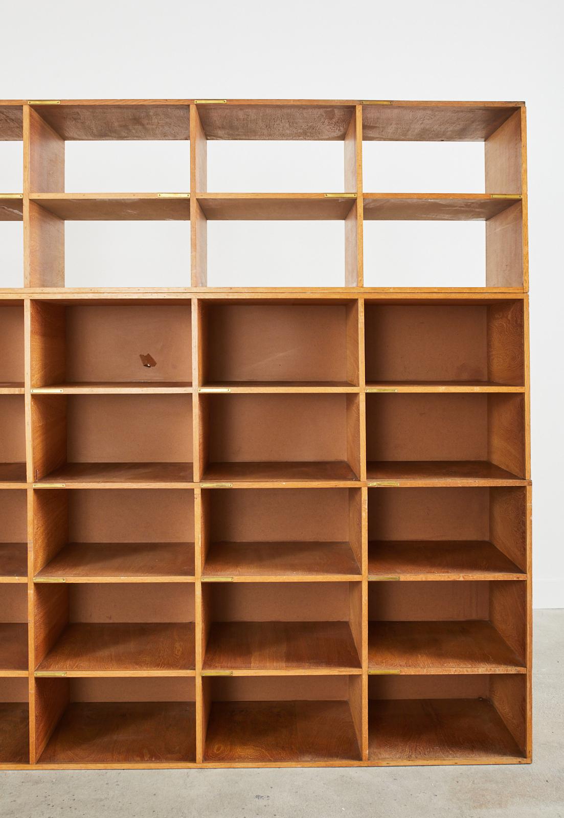English Oak Pigeon Hole Haberdashery Cabinet Regale oder Bücherregal (Handgefertigt) im Angebot