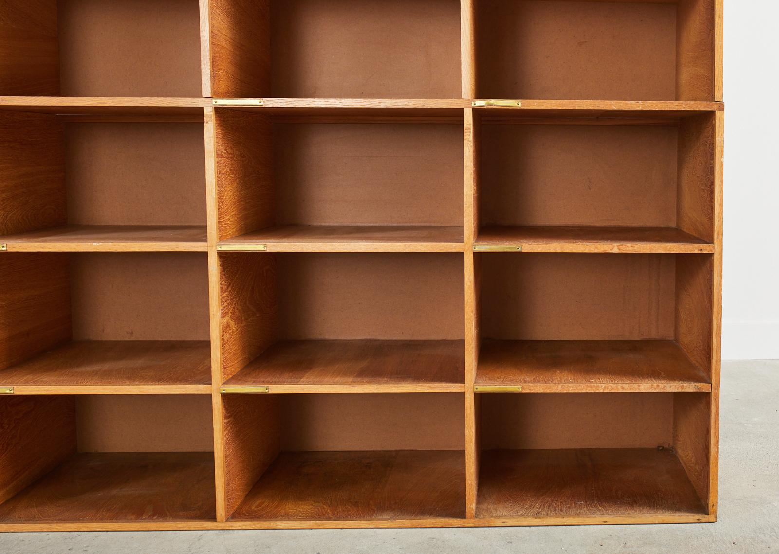 English Oak Pigeon Hole Haberdashery Cabinet Regale oder Bücherregal (Messing) im Angebot