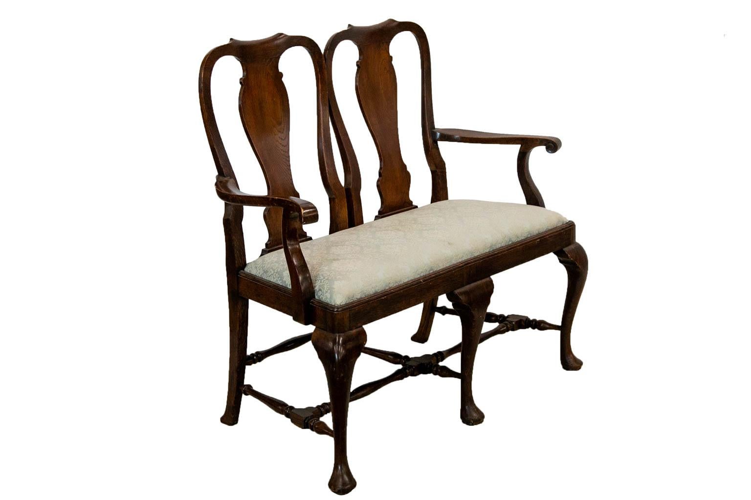 English Oak Queen Anne Settee In Good Condition For Sale In Wilson, NC