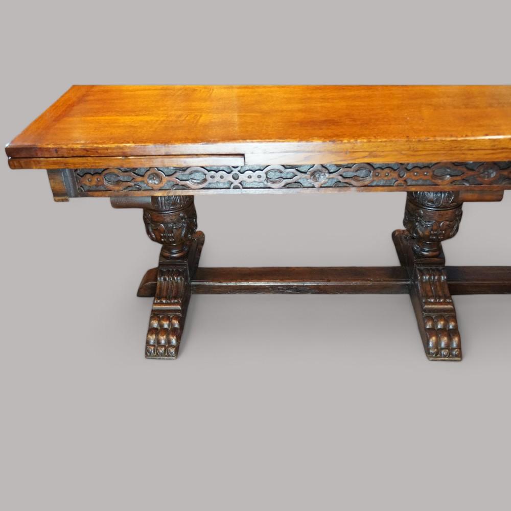Tavolo da pranzo a cassetti in Oak con 16 posti a sedere
Questo massiccio tavolo da pranzo a cassetti in quercia è stato realizzato intorno al 1910, con i rari 3 supporti a colonna a bulbo. Di solito si ha solo un bulbo per ogni estremità, ma dato