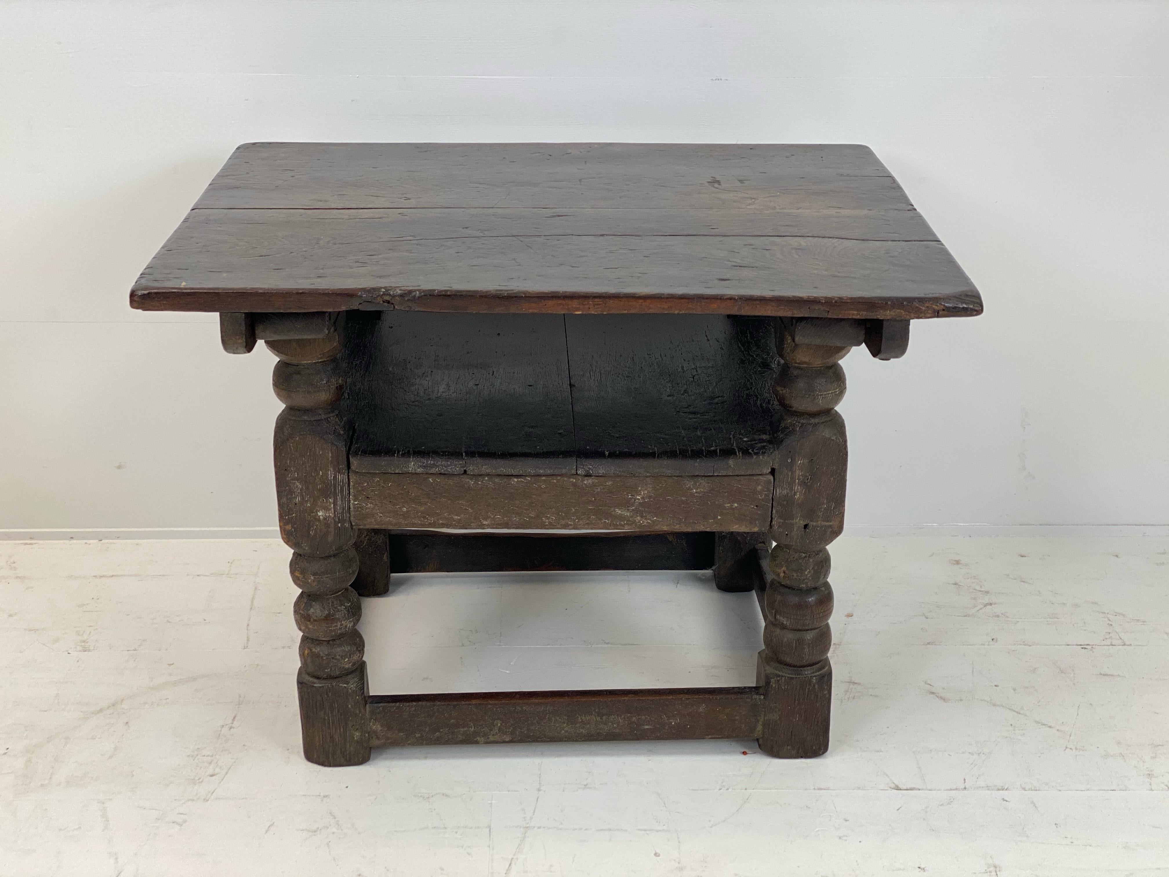 Superbe Antique English Oak Refectory Table,
convertible into a chair,
Wonderful patina,warm and worn finish,piece of furniture with great character,
early 18th century,
dark Brown tinted wood, a table full of charm and authenticity