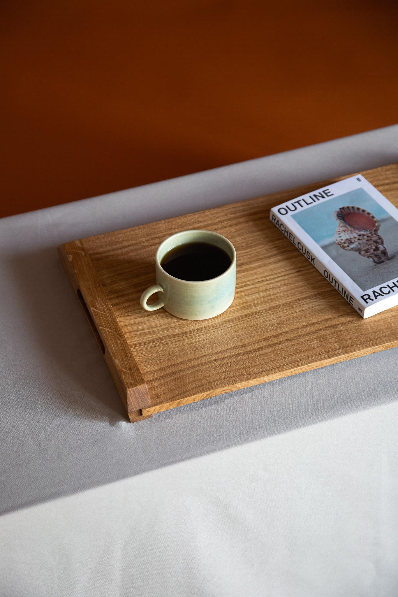 Bandeja de madera para servir fabricada con madera de roble inglés aserrada en cuartos de la mejor calidad. Esta elegante pieza es la vajilla perfecta para servir pasteles, quesos, el té de la tarde e incluso el desayuno en la cama.  Un regalo