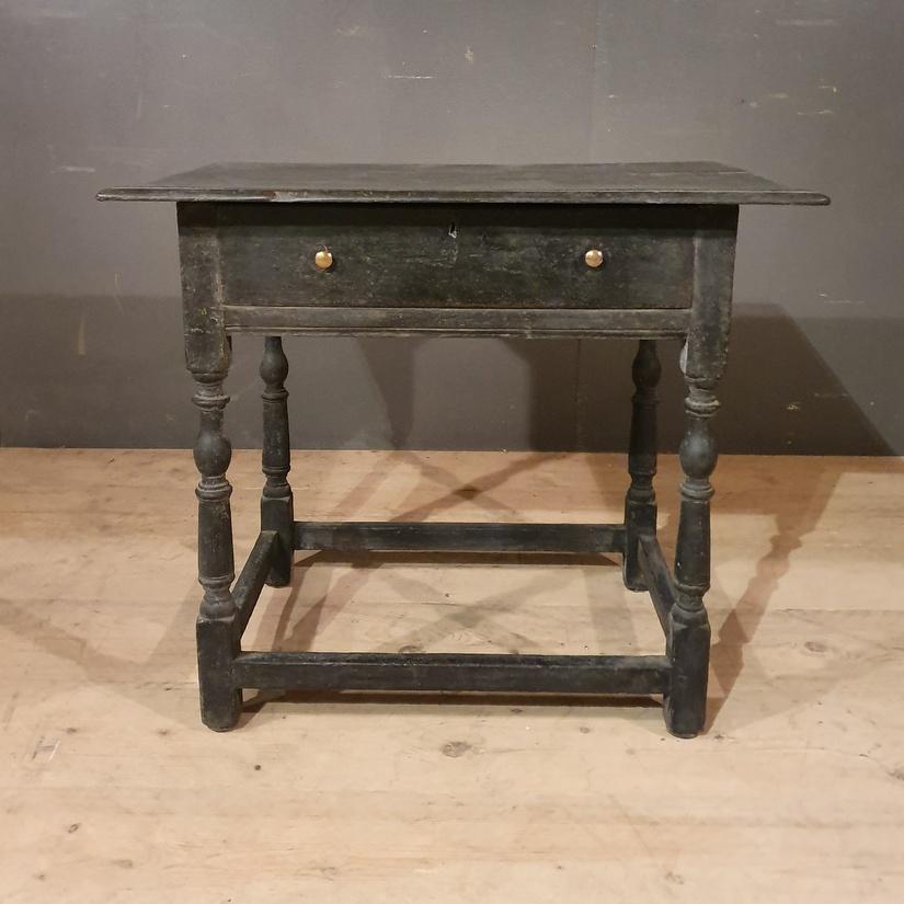 18th century painted English oak side table, 1790



Dimensions:
30 inches (76 cms) wide
20 inches (51 cms) deep
27 inches (69 cms) high.