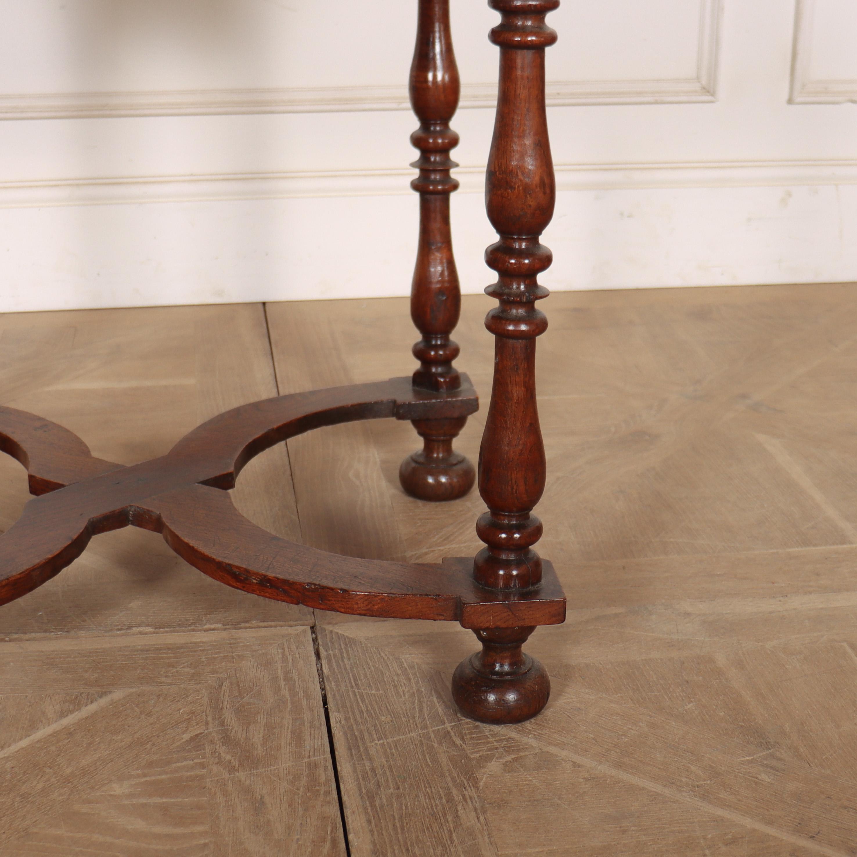 Anglais Table d'appoint en chêne anglais en vente