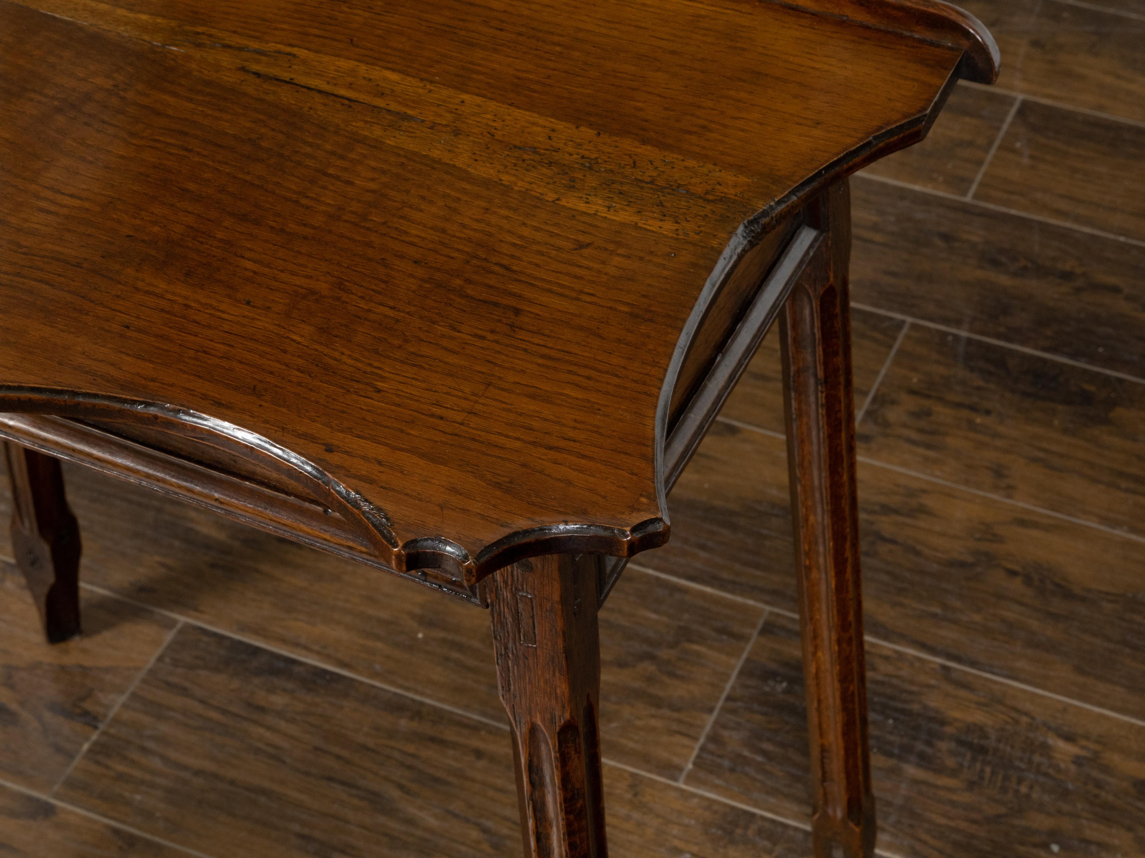 Table d'appoint en chêne anglais avec plateau à relever, façade serpentine sculptée et pieds cannelés en vente 5