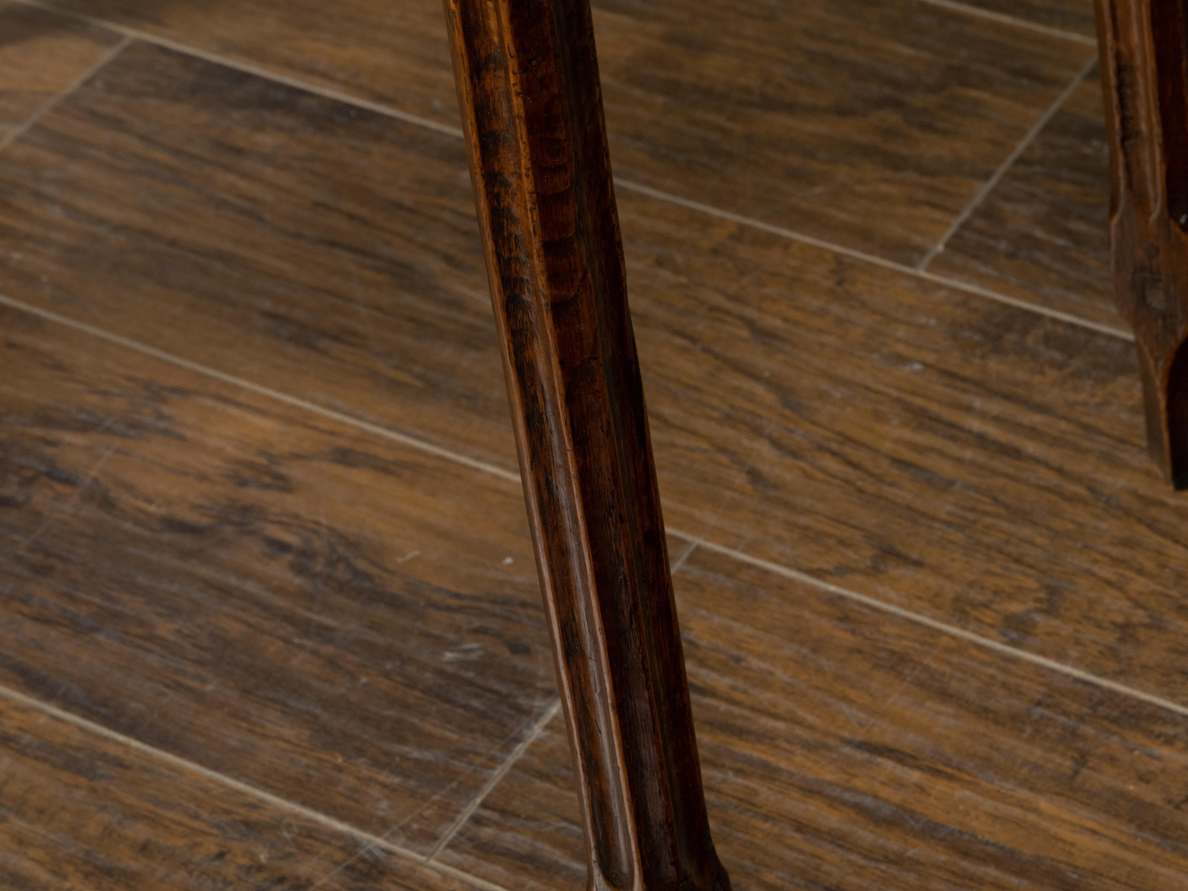 Table d'appoint en chêne anglais avec plateau à relever, façade serpentine sculptée et pieds cannelés en vente 2