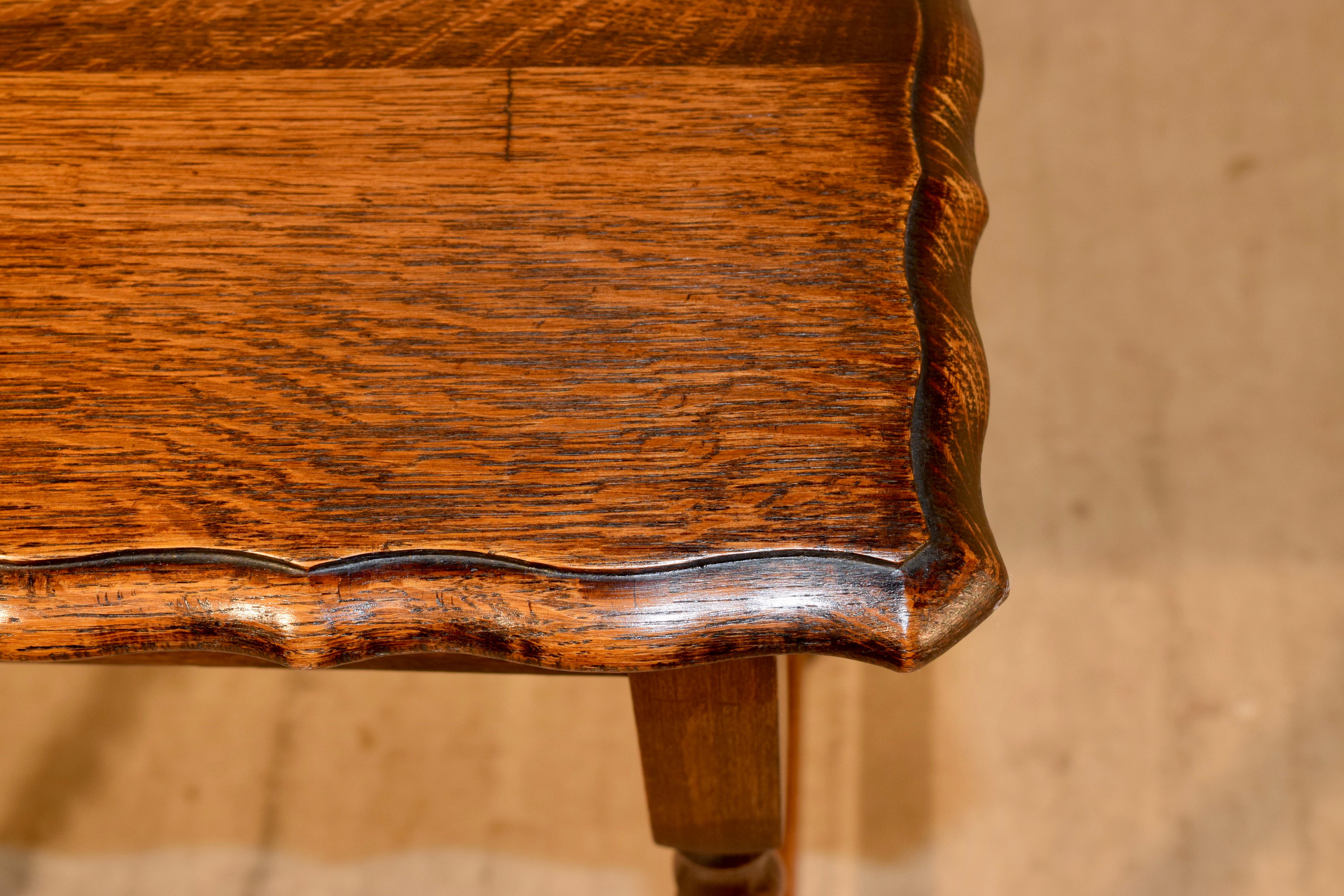 English Oak Side Table with Scalloped Edge, circa 1900 1