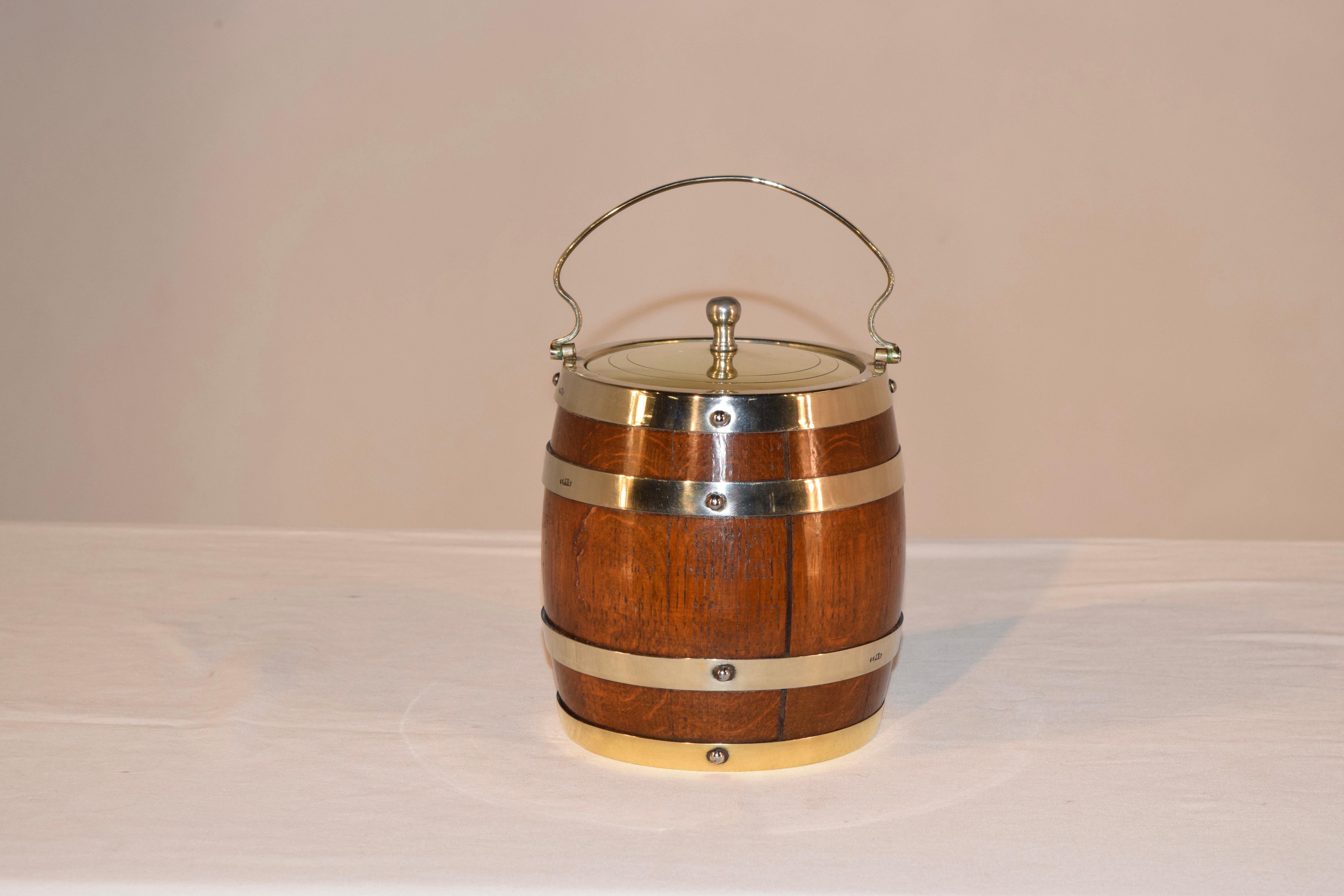 English Oak Silver Plated Biscuit Barrel, circa 1900 In Good Condition In High Point, NC