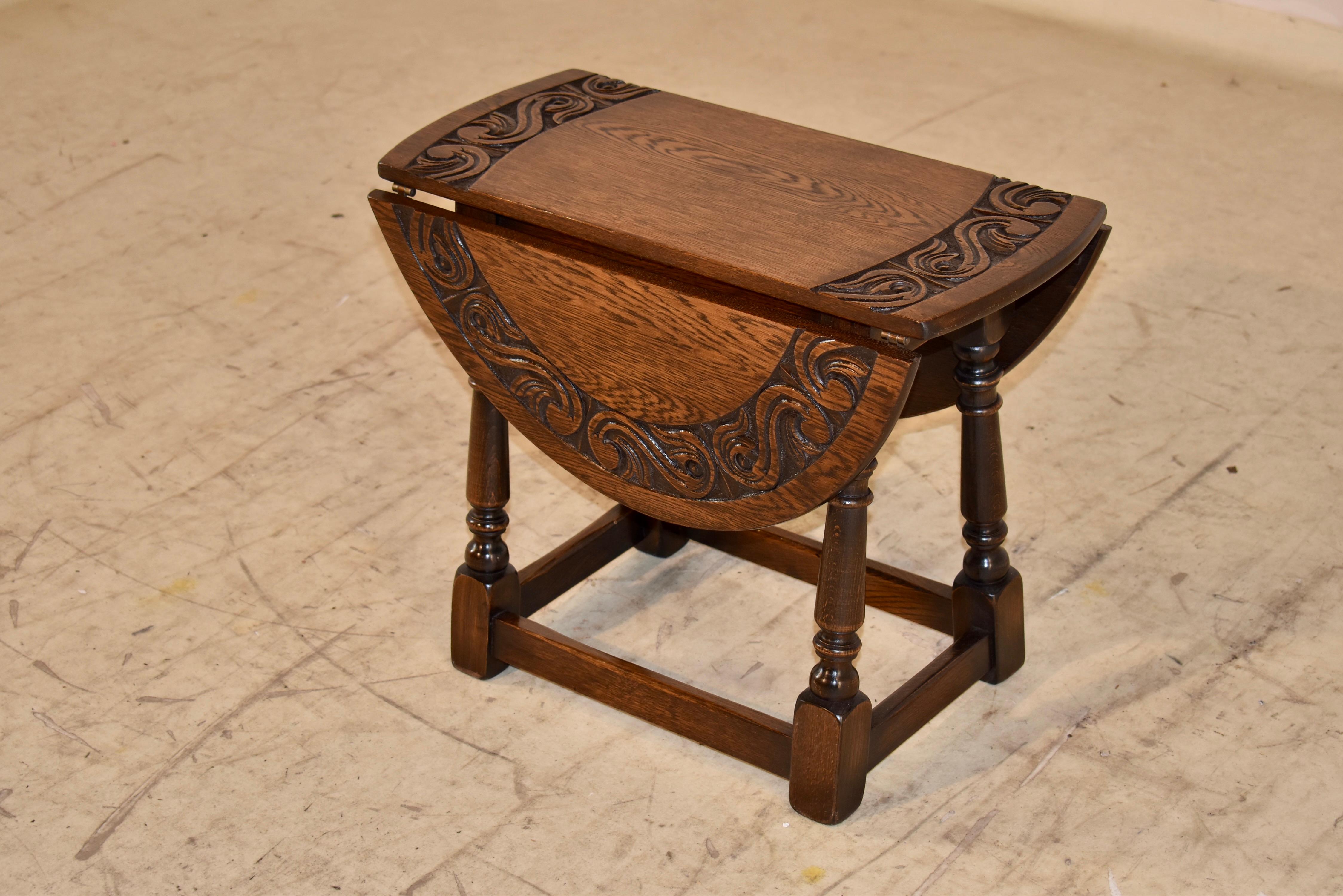 English Oak Small Drop-Leaf Table, Circa 1900 In Good Condition In High Point, NC
