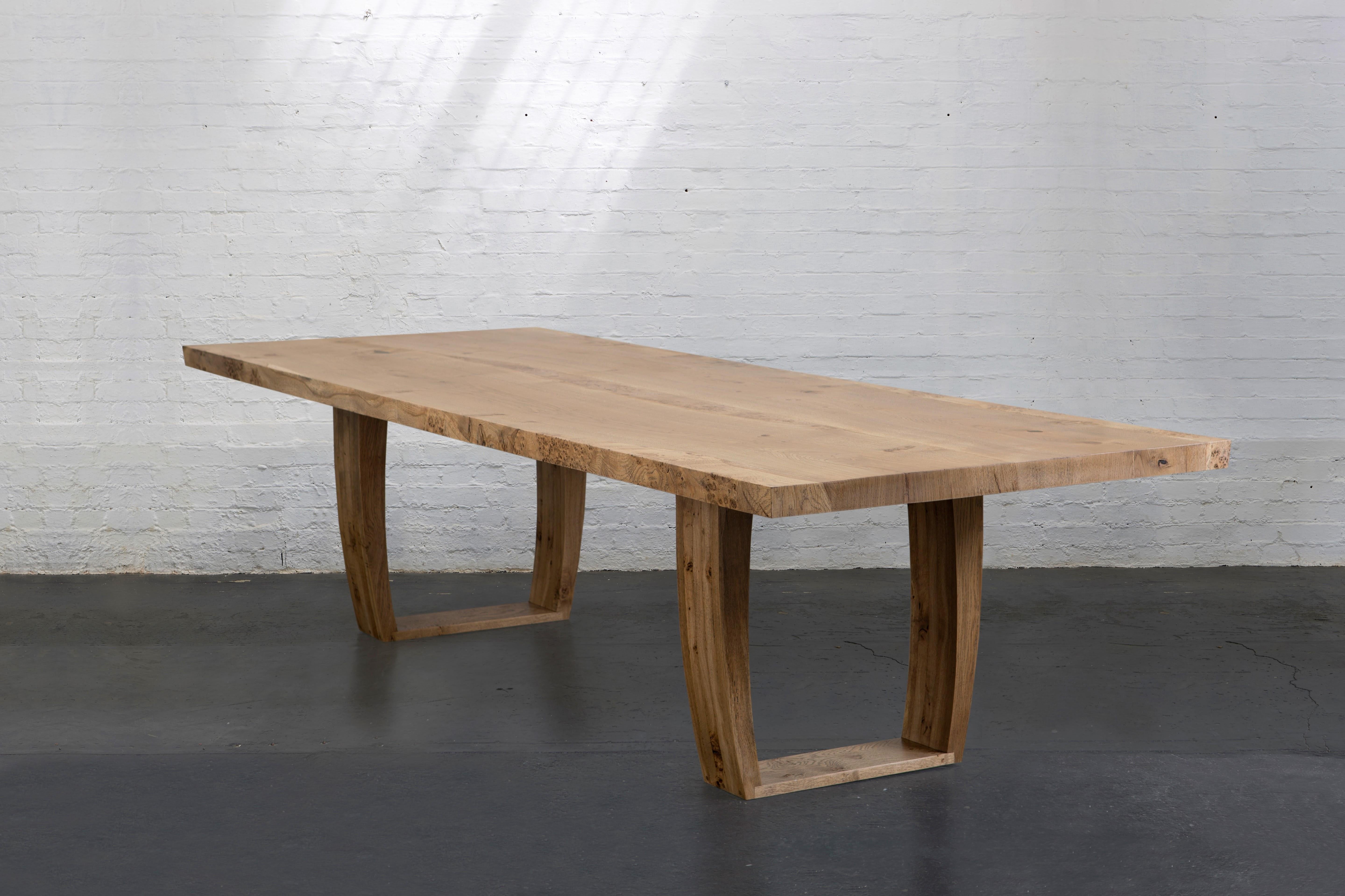 Englischer Tisch aus Eiche, trapezeförmige Beine von Jonathan Field.  (Eichenholz) im Angebot