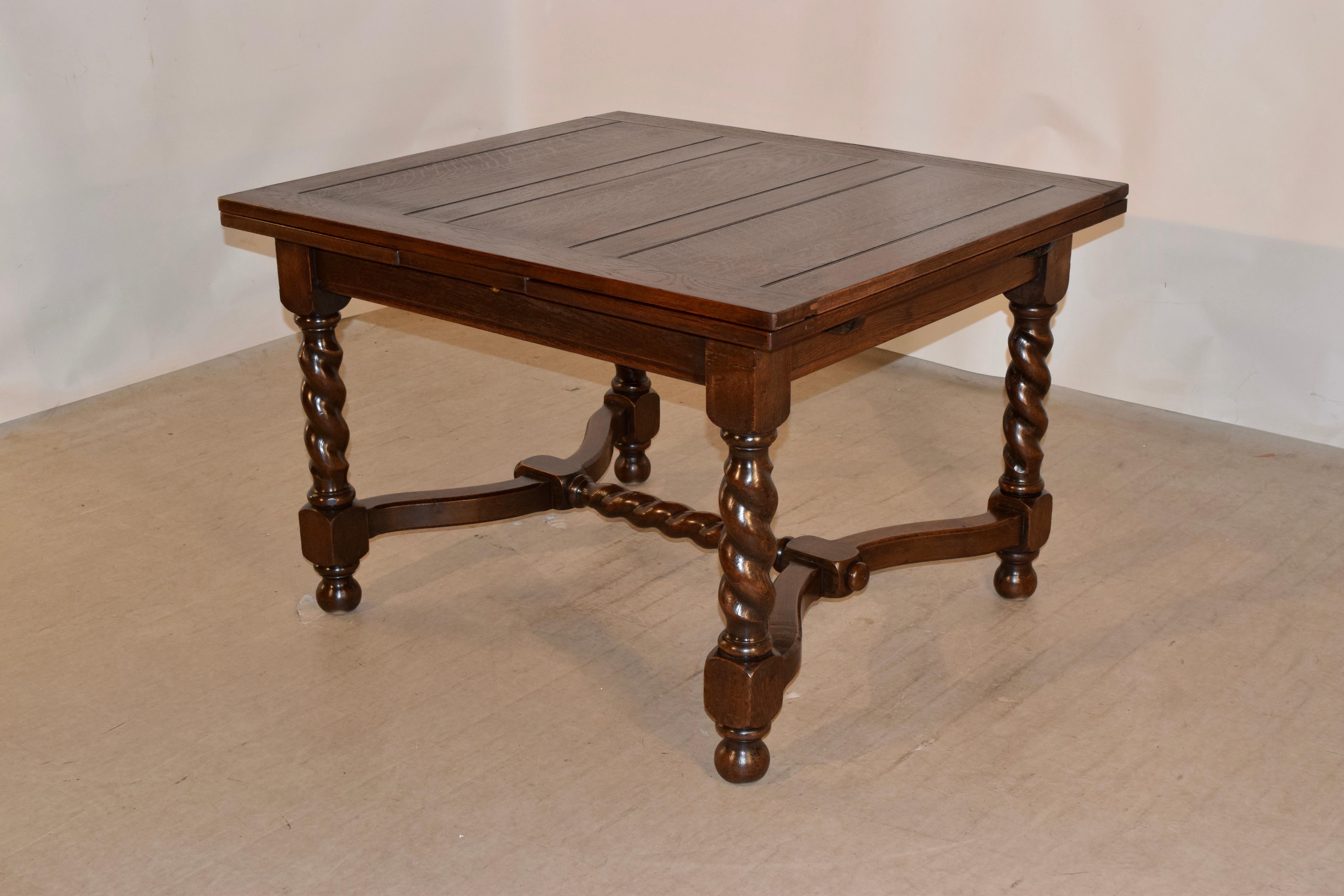 Edwardian English Oak Table with Draw Leaves, circa 1900