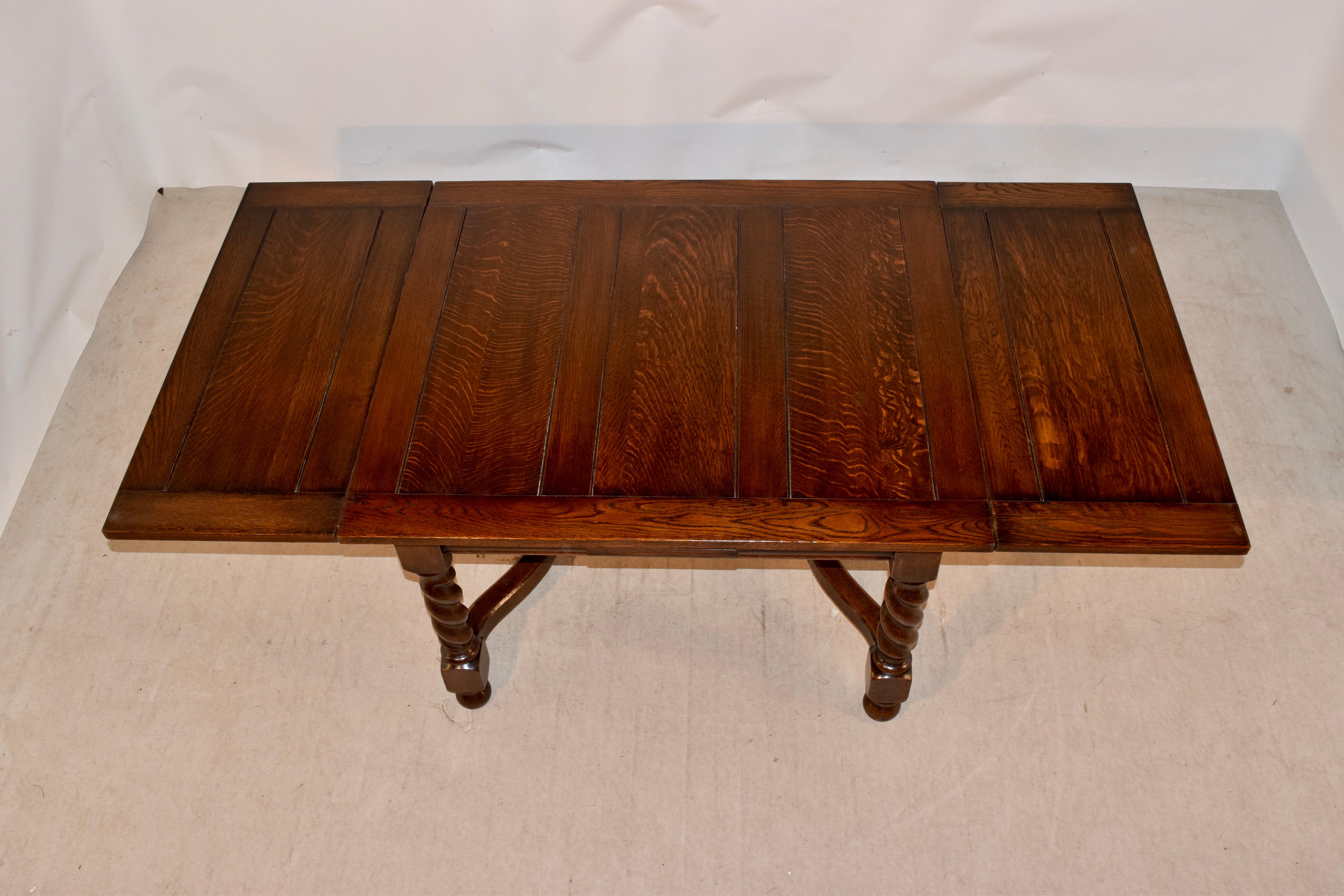 Early 20th Century English Oak Table with Draw Leaves, circa 1900