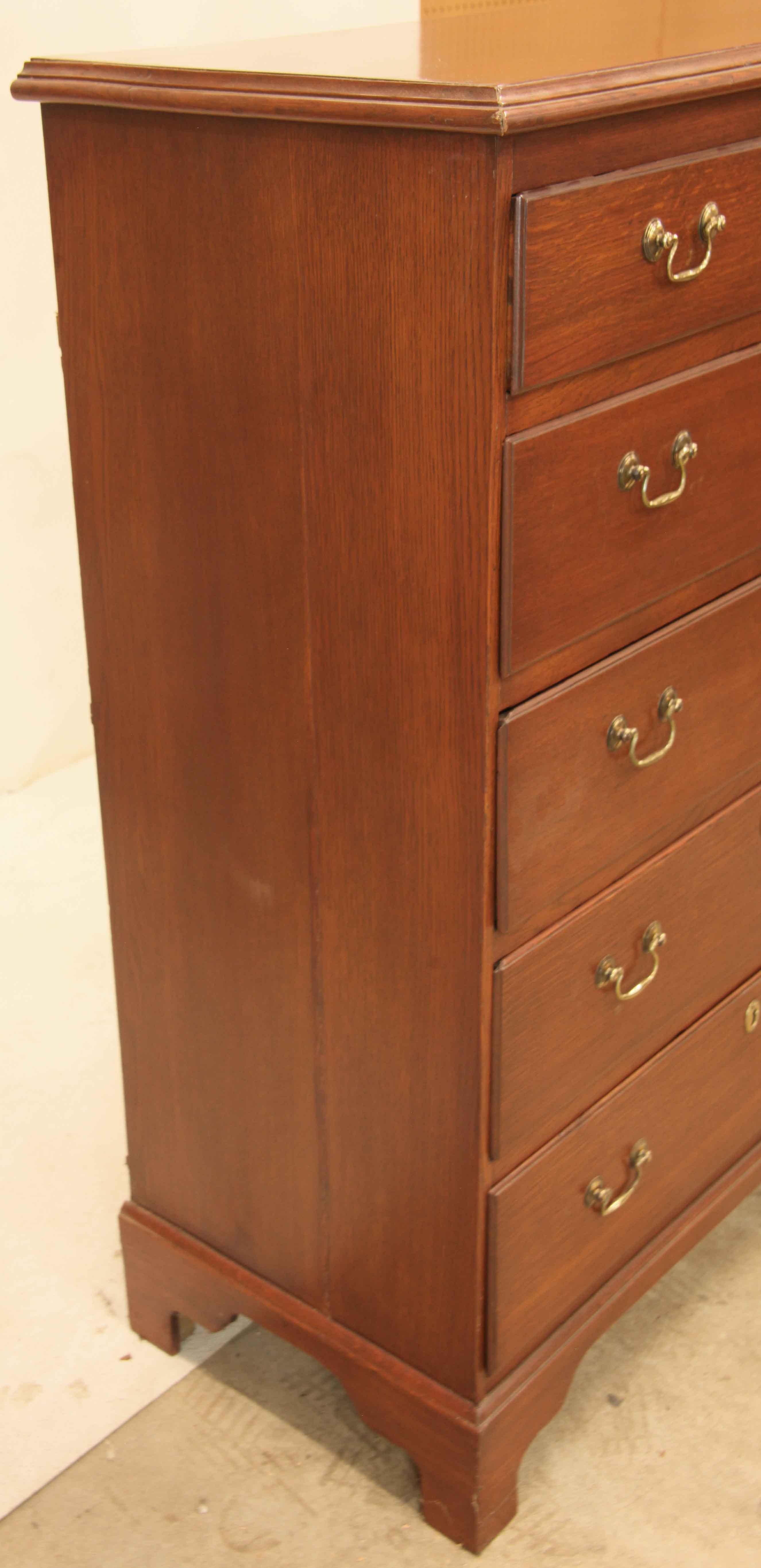 Cassapanca alta in Oak,  i cassetti graduati, due su quattro, hanno un bordo modanato sovrapposto e legno secondario di pino. I tiretti in ottone a collo di cigno non sono originali, ma sono eccellenti riproduzioni di quelli che sarebbero stati i