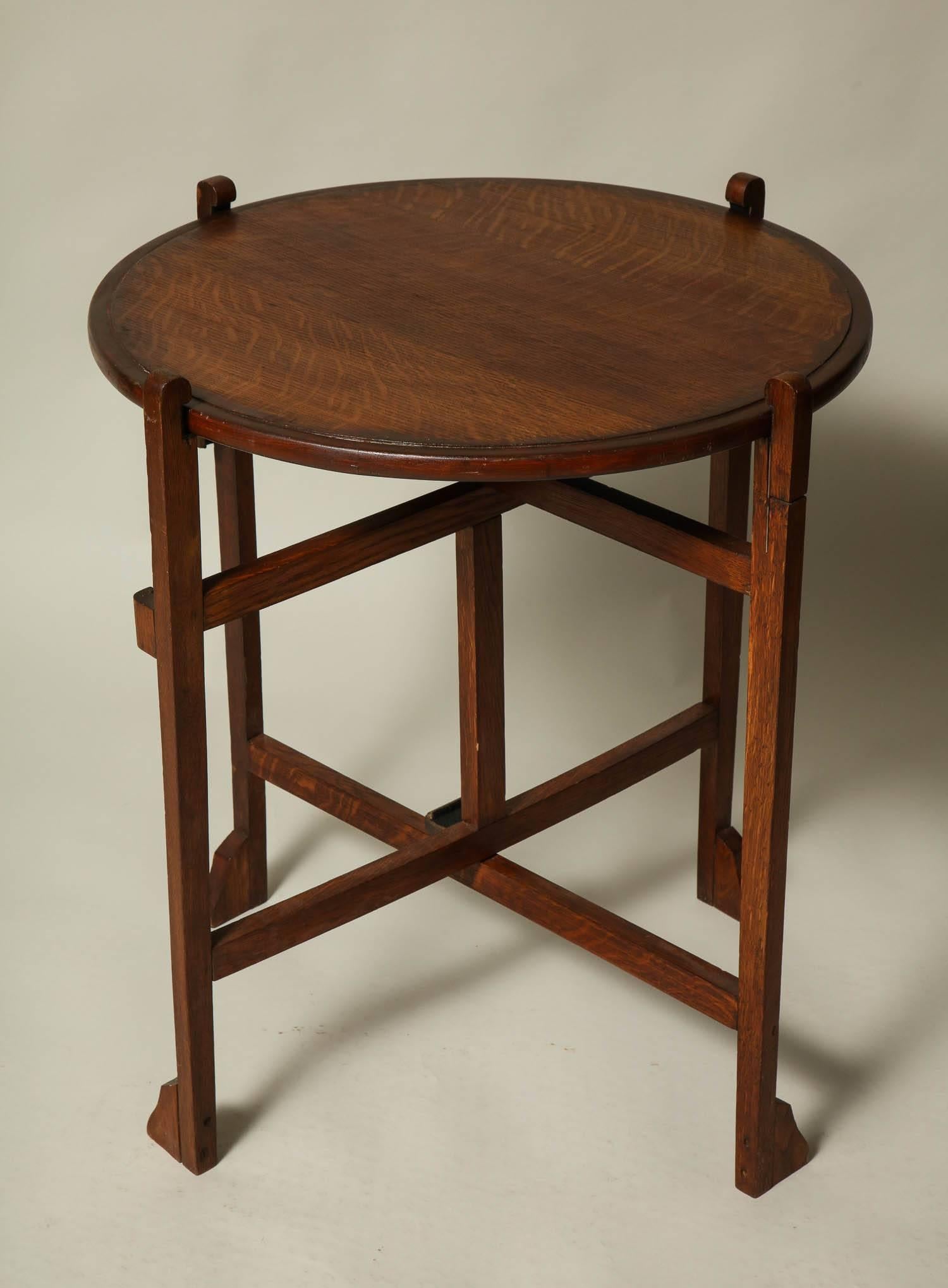 English 1930s oak circular tray Butler's table, the reversible top having quarter sawn oak on one side and a felt lined tray on the other, the base made to fold away and the top fully removable to use for serving, but can also remain while table is