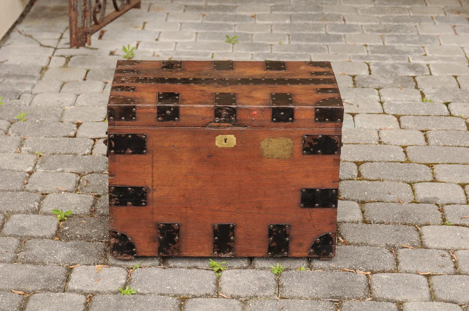 English Oak Trunk with Metal Accents and Lateral Handles, Late 19th Century For Sale 7
