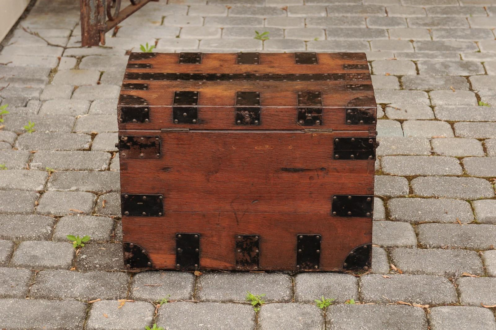 English Oak Trunk with Metal Accents and Lateral Handles, Late 19th Century For Sale 9