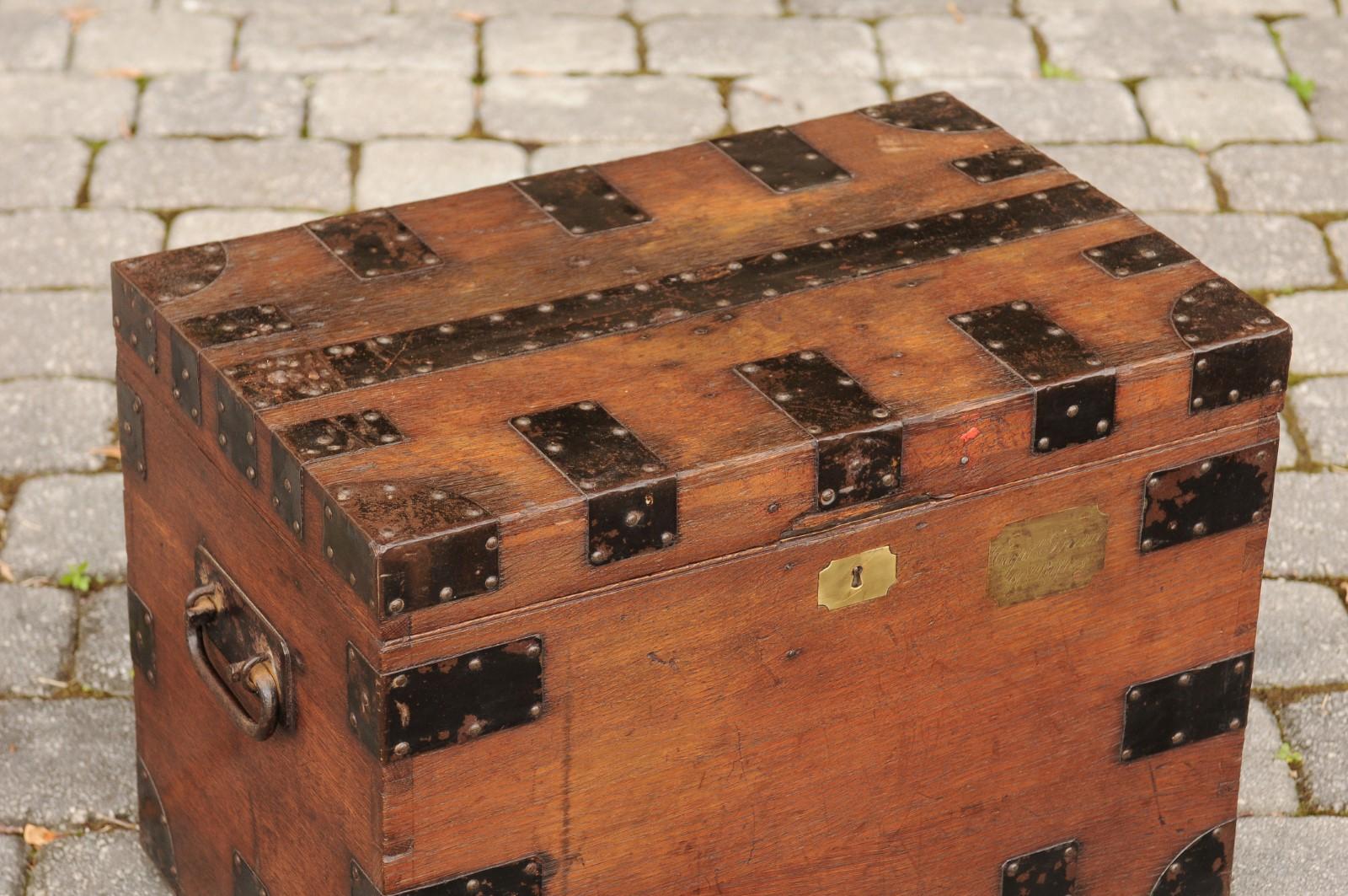 English Oak Trunk with Metal Accents and Lateral Handles, Late 19th Century For Sale 1