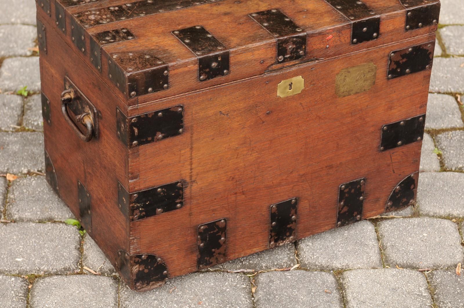 English Oak Trunk with Metal Accents and Lateral Handles, Late 19th Century For Sale 2