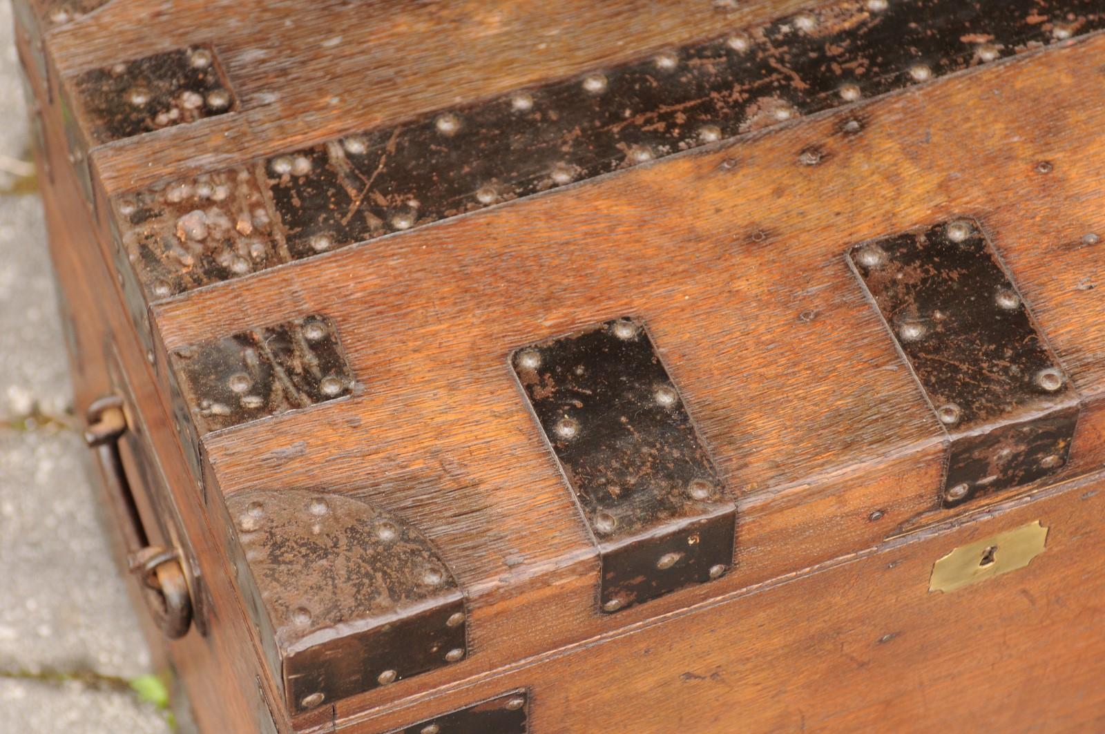 Chêne Coffre en chêne anglais avec accents en métal et poignées ultérieures, fin du 19ème siècle en vente