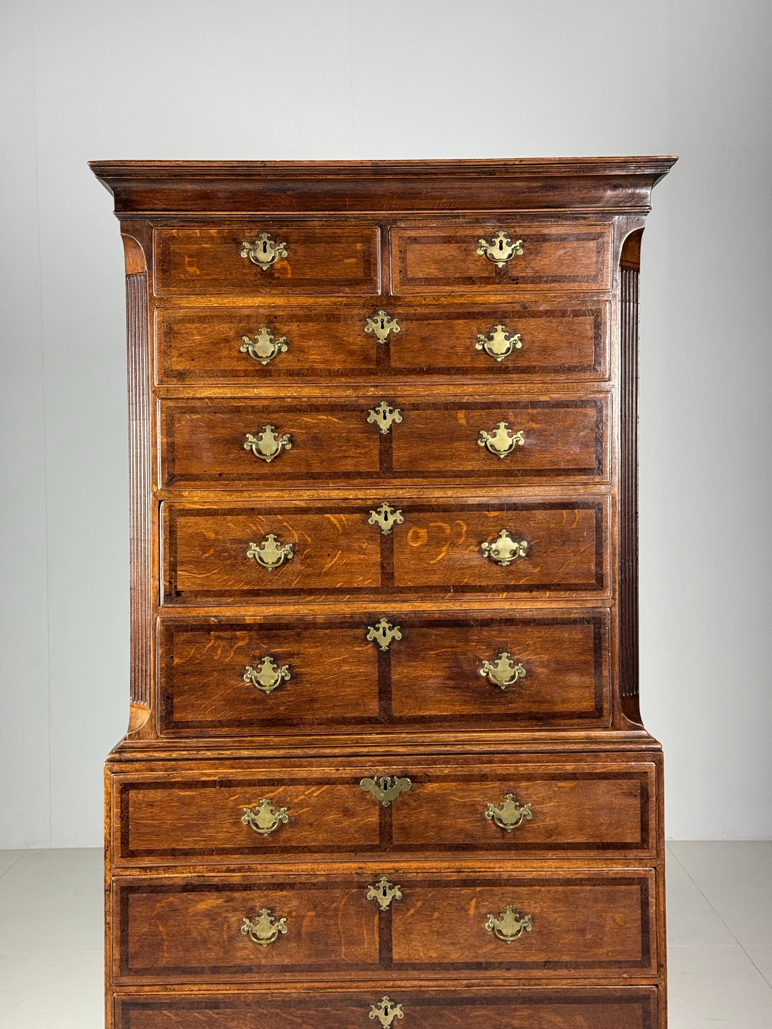 Tallboy inglese / Petto su petto. Composto da 2 cassettiere impilate l'una sull'altra. Originario dell'Inghilterra, all'inizio del XIX secolo.

Realizzato in rovere massiccio, intarsiato con radica di quercia. In ottime condizioni. Tutti i cassetti